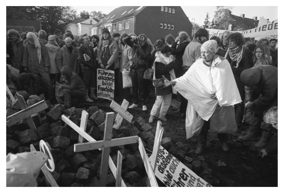 Main image Johannes Hartmann: Plädoyers für Gewaltfreiheit (S/W-Foto)