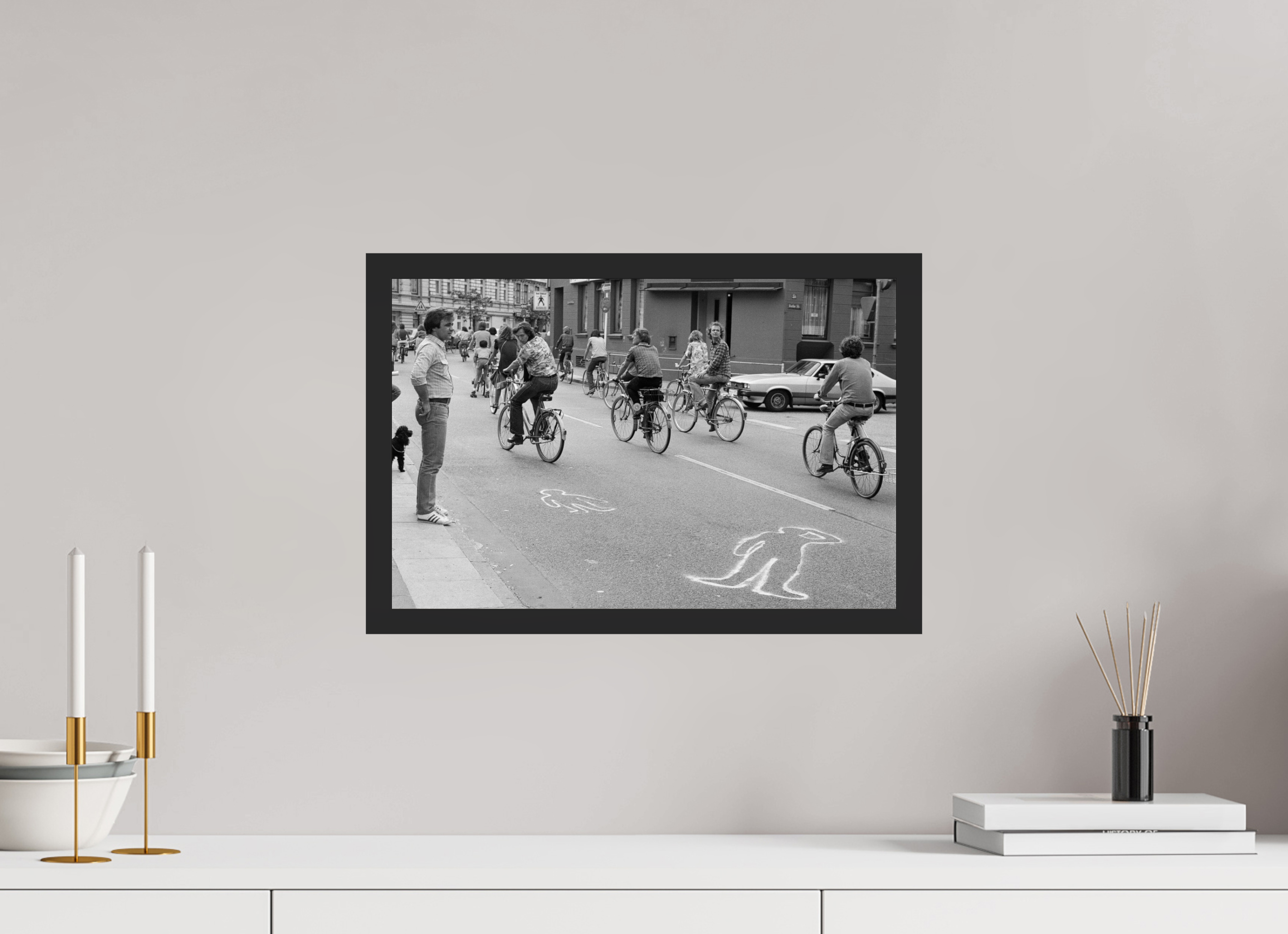 45 x 30 cm, 4a. Foto im Holz-Rahmen (20mm) Johannes Hartmann: Schleichen statt Leichen 2 (S/W-Foto)