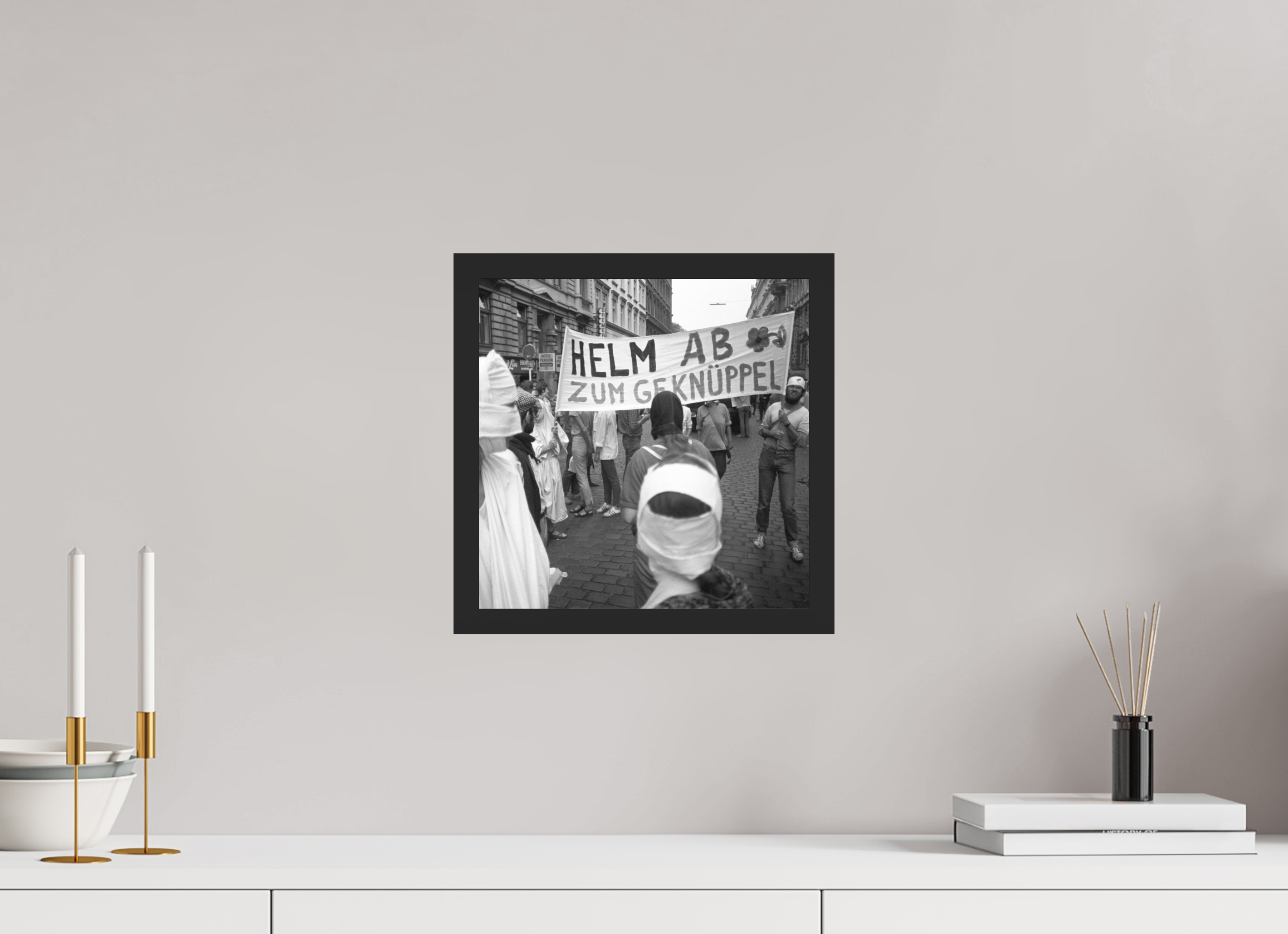 30 x 30 cm, 4a. Foto im Holz-Rahmen (20mm) Johannes Hartmann: Helm ab zum Geknüppel (S/W-Foto)