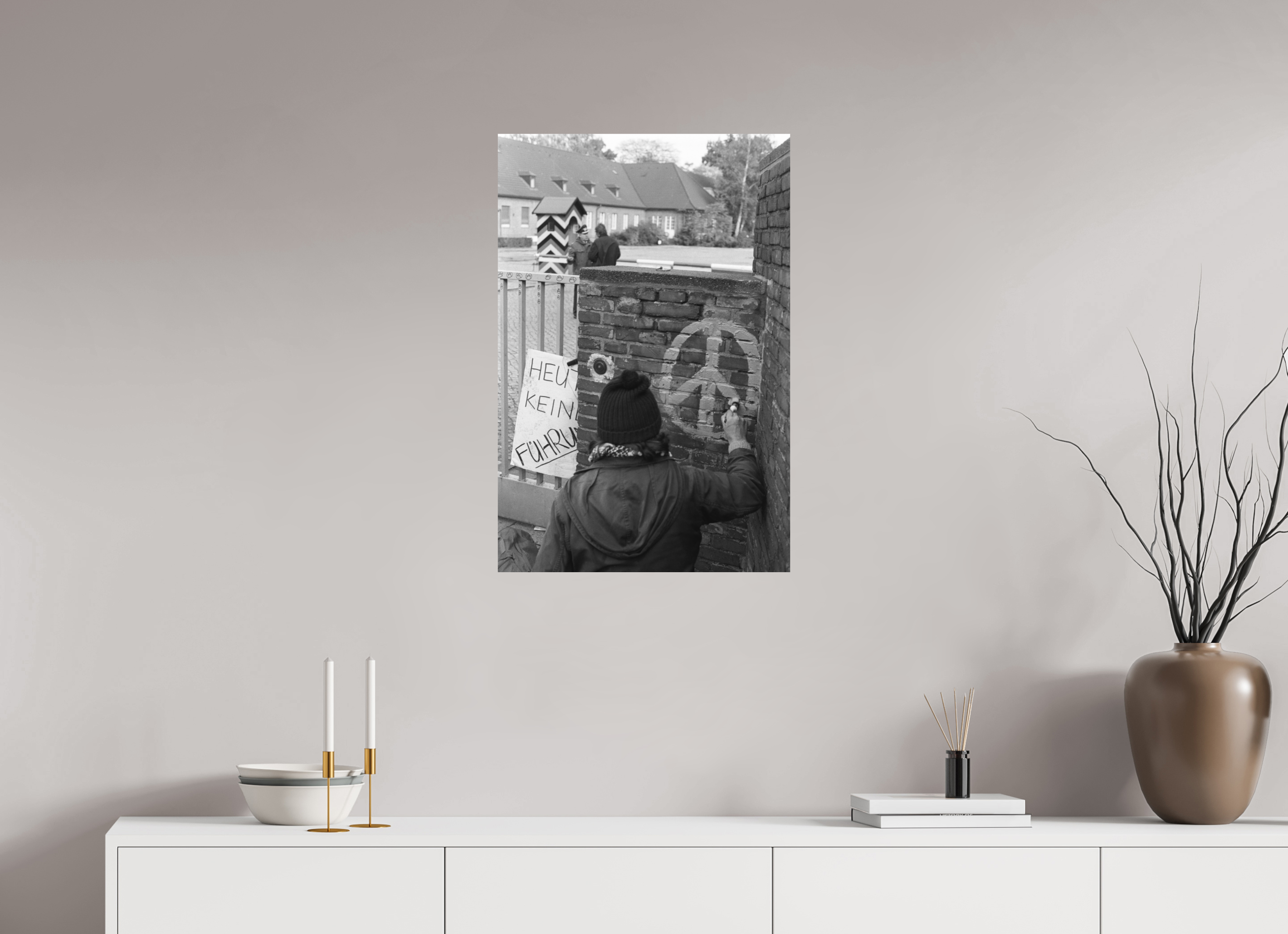 50 x 75 cm, 2. Foto auf Alu-Dibond Johannes Hartmann: Heute keine Führung (S/W-Foto)