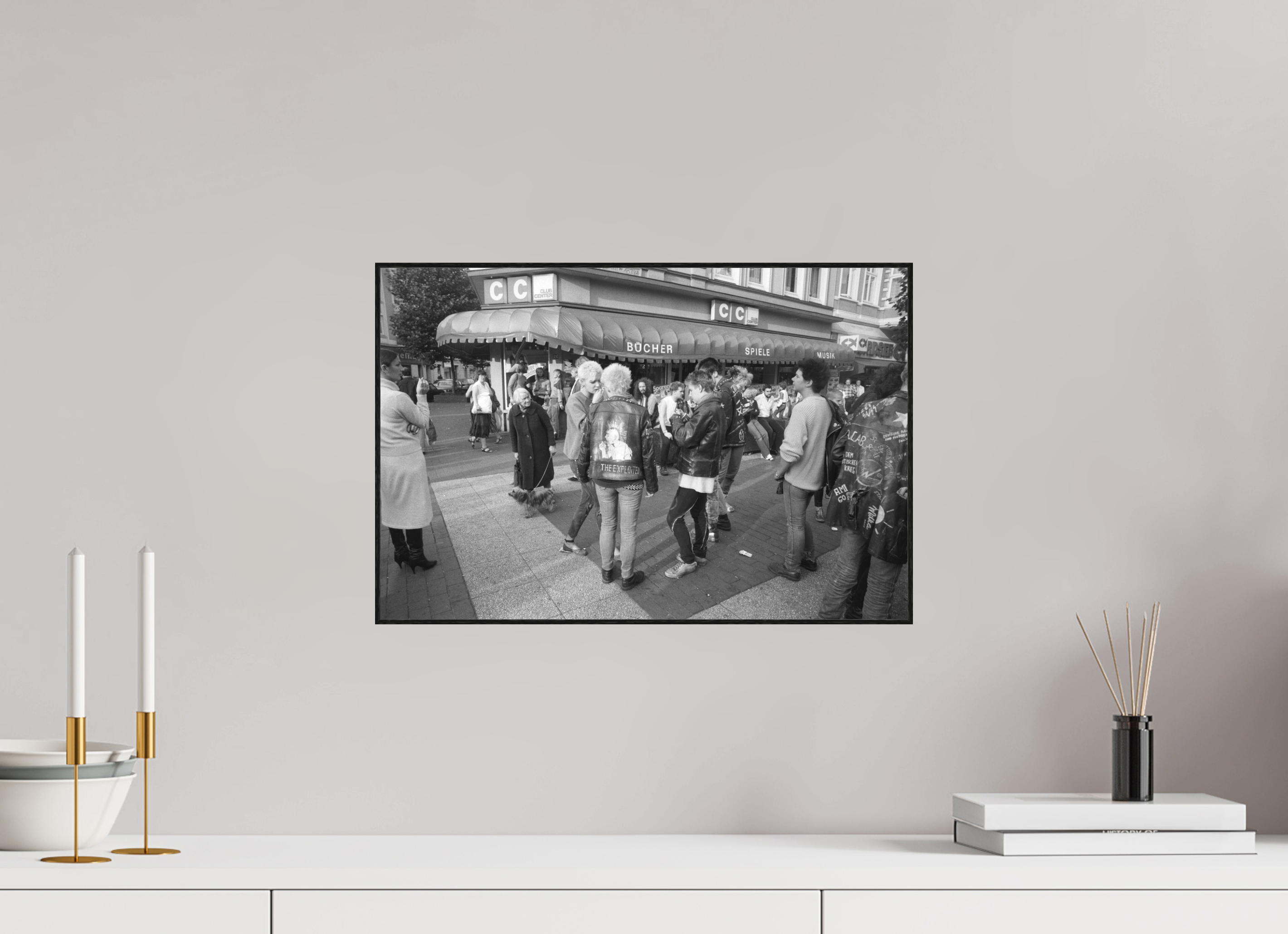 45 x 30 cm, 3a. Foto in ArtBox (4mm) Johannes Hartmann: Jetzt auch noch die Punks... (S/W-Foto)