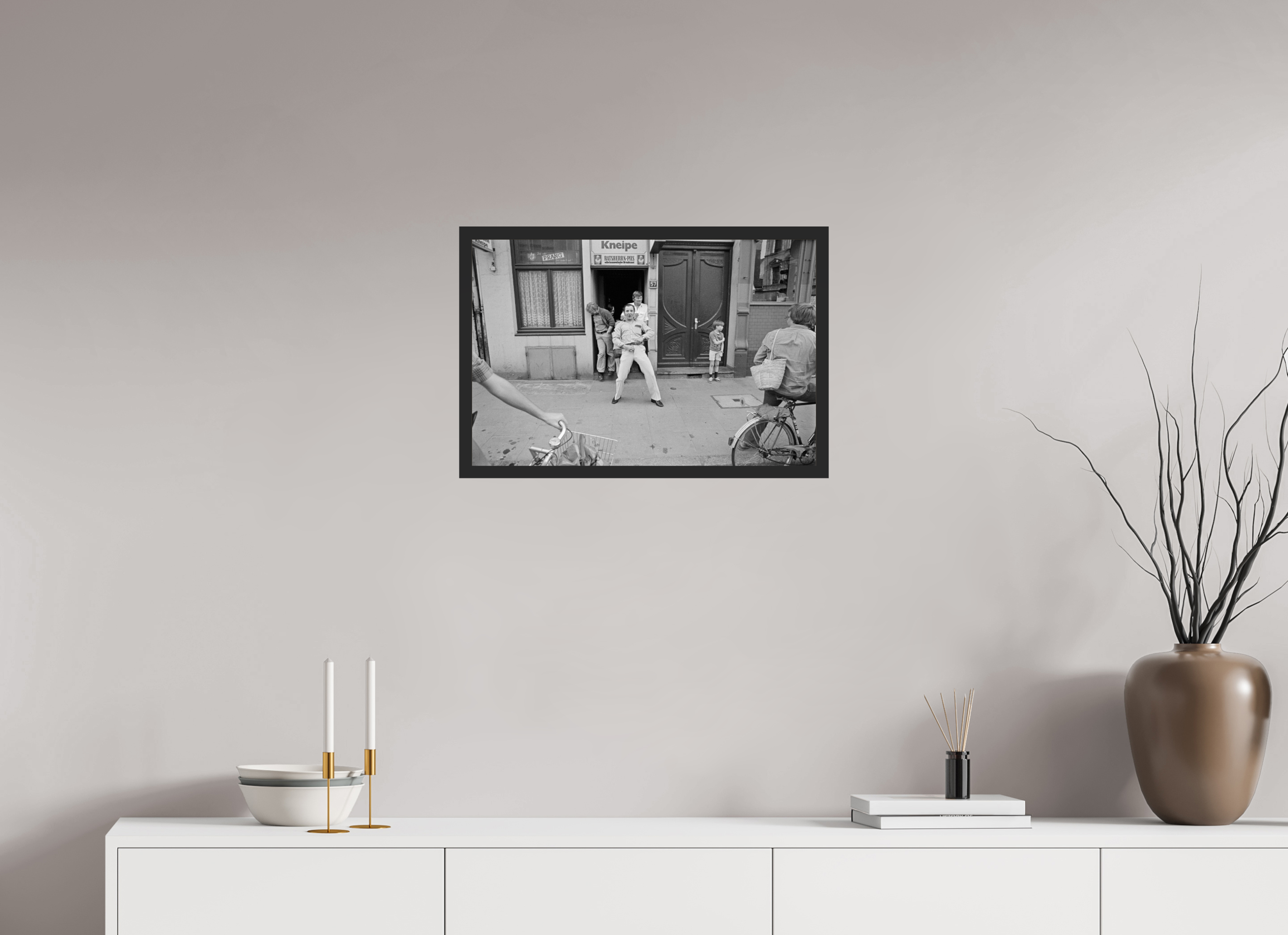 60 x 40 cm, 4a. Foto im Holz-Rahmen (20mm) Johannes Hartmann: Macho-Protest gegen Fahrrad-Demo (S/W-Foto)