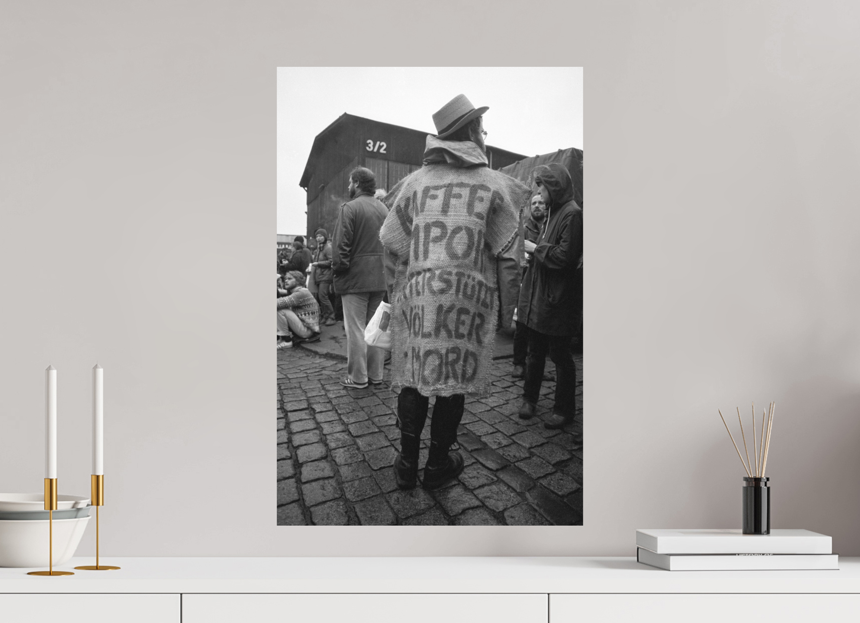 40 x 60 cm, 2. Foto auf Alu-Dibond Johannes Hartmann: Kaffee-Import unterstützt Völkermord (S/W-Foto)