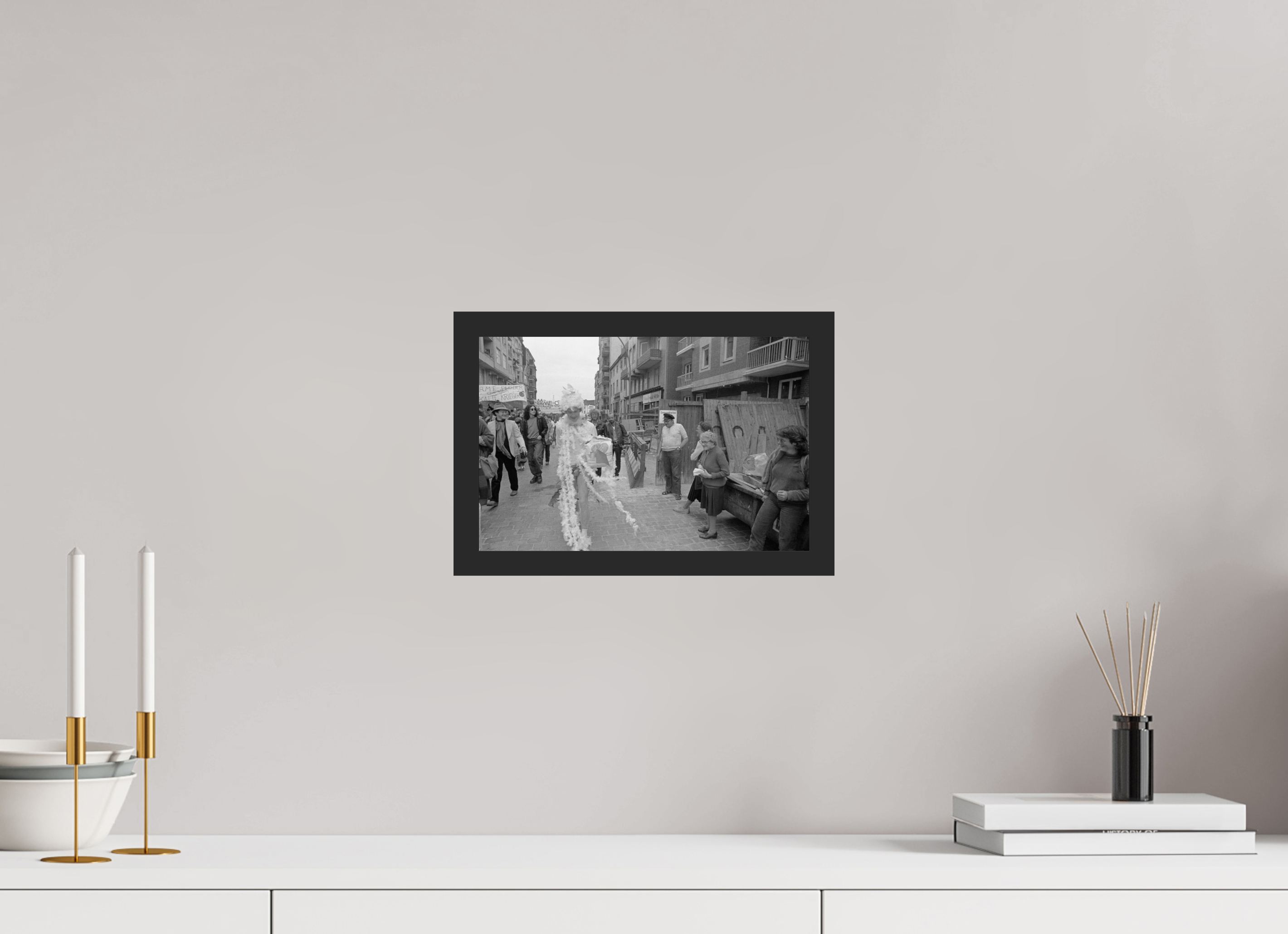 30 x 20 cm, 4a. Foto im Holz-Rahmen (20mm) Johannes Hartmann: Christopher Street Day 2 (S/W-Foto)