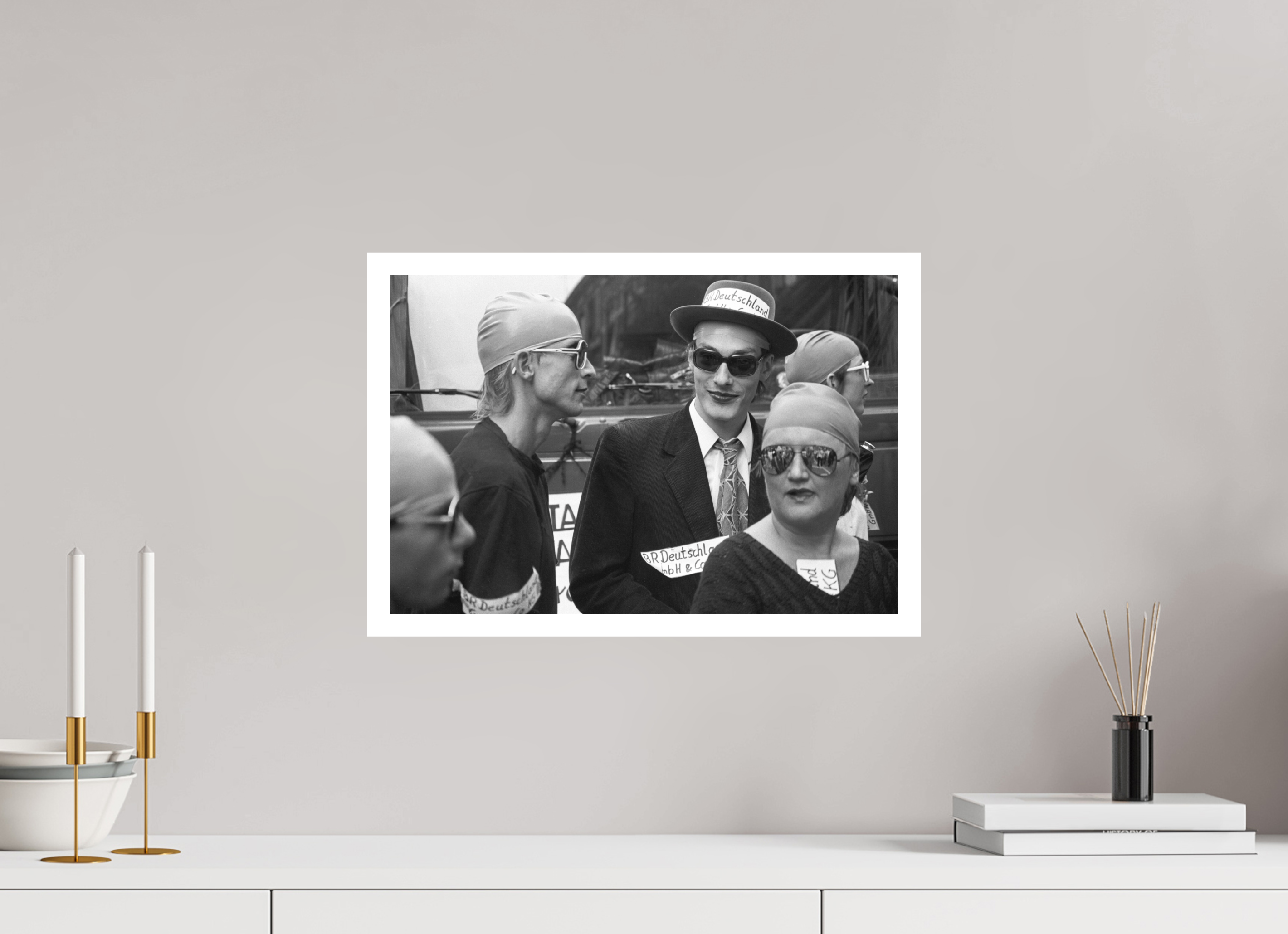 45 x 30 cm, 1. Foto mit Weißrand Johannes Hartmann: Badekappitalisten (S/W-Foto)