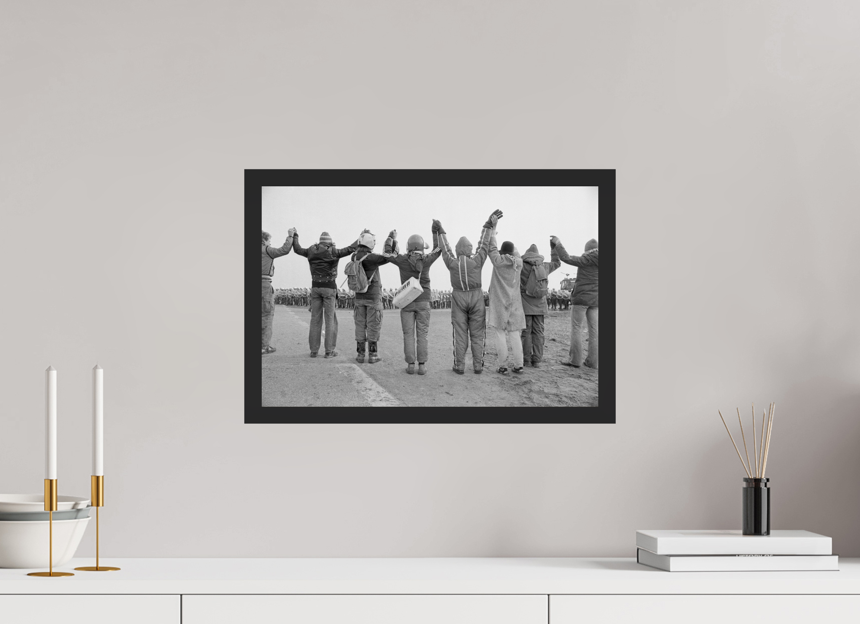 45 x 30 cm, 4a. Foto im Holz-Rahmen (20mm) Johannes Hartmann: Schaut her, wir demonstrieren gewaltfrei (S/W-Foto)