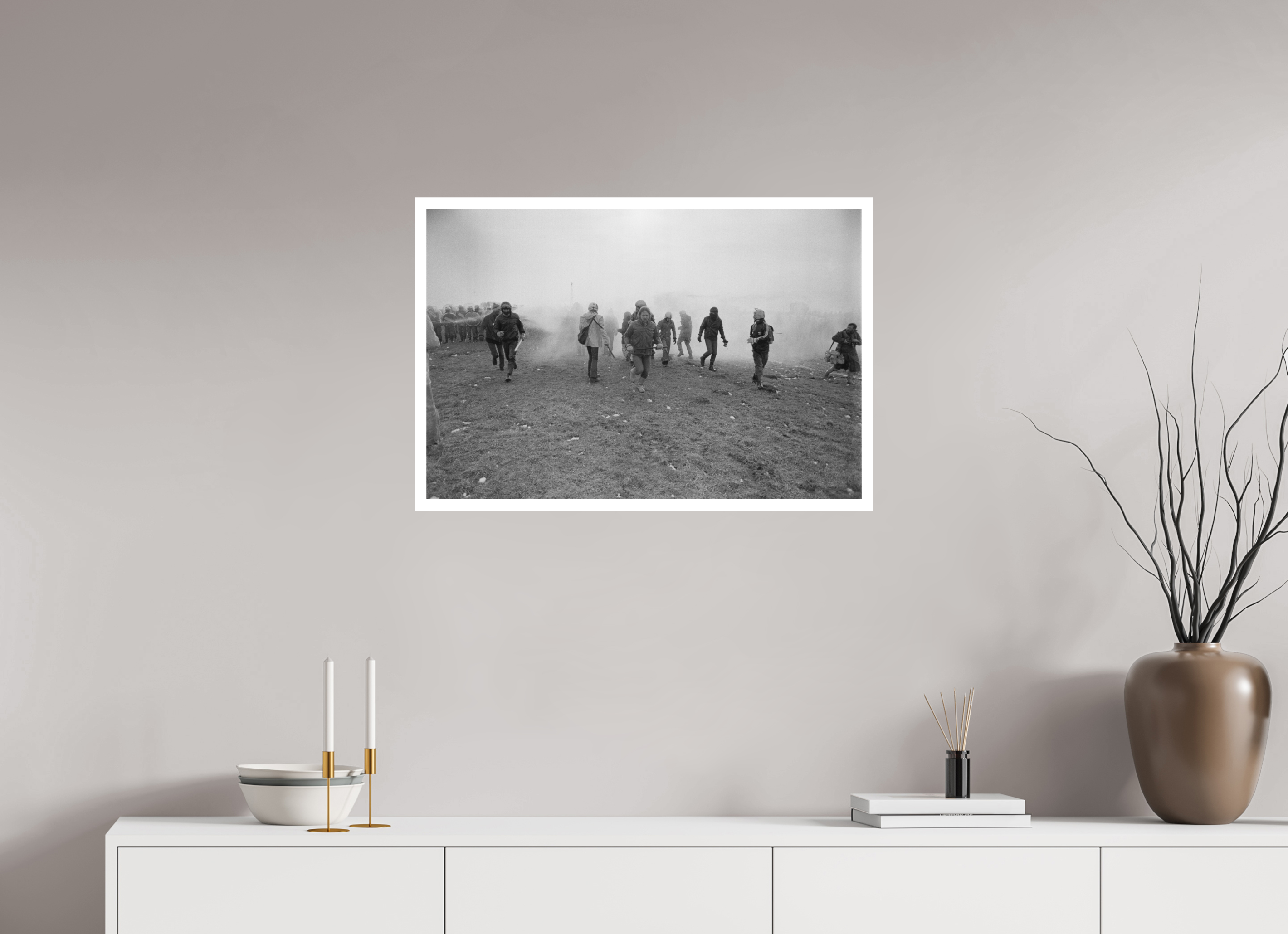 75 x 50 cm, 1. Foto mit Weißrand Johannes Hartmann: Eskalation am Bauzaun 3 – Rückzug (S/W-Foto)