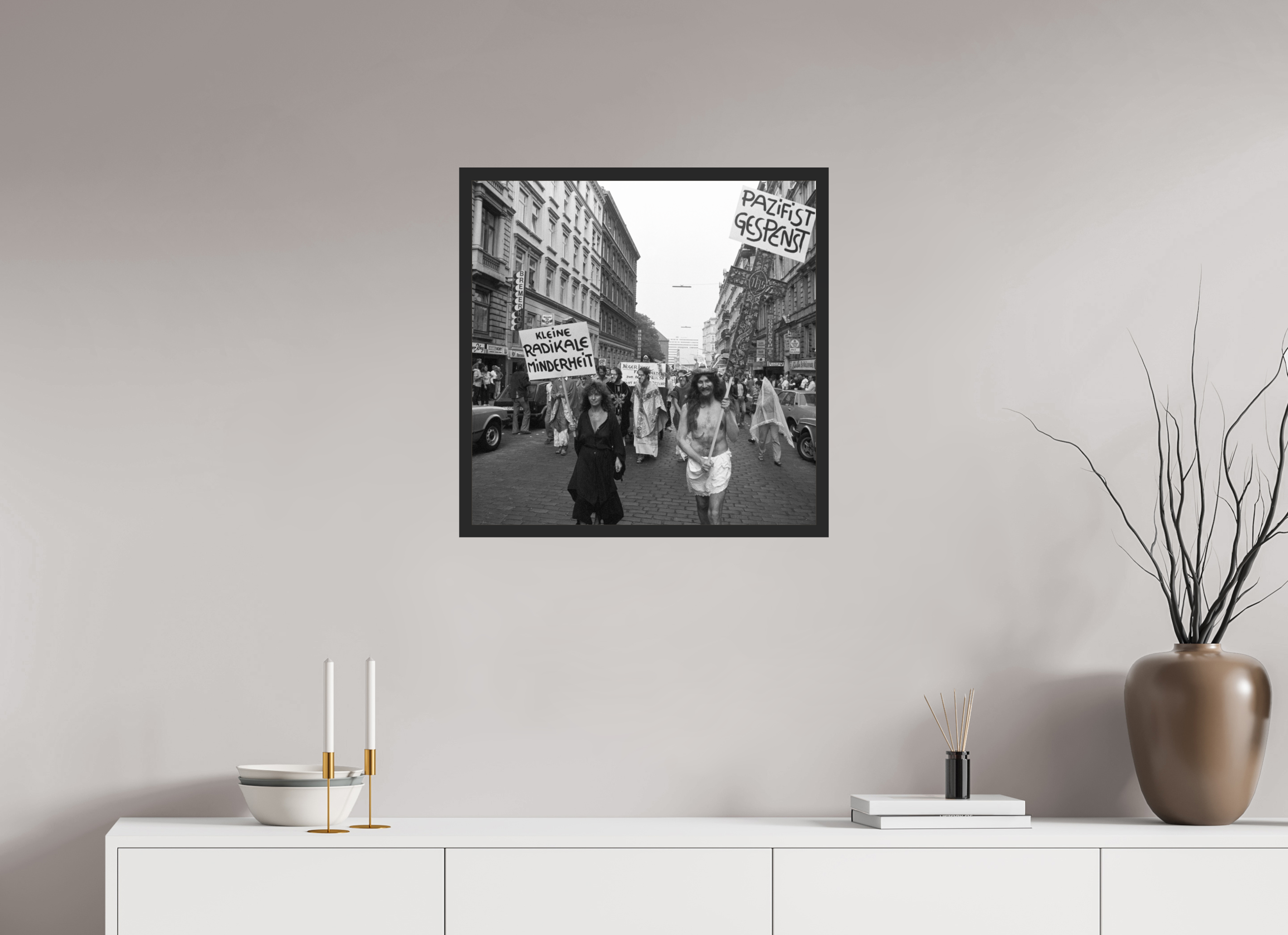 60 x 60 cm, 4a. Foto im Holz-Rahmen (20mm) Johannes Hartmann: Jesus und die kleine radikale Minderheit (S/W-Foto)