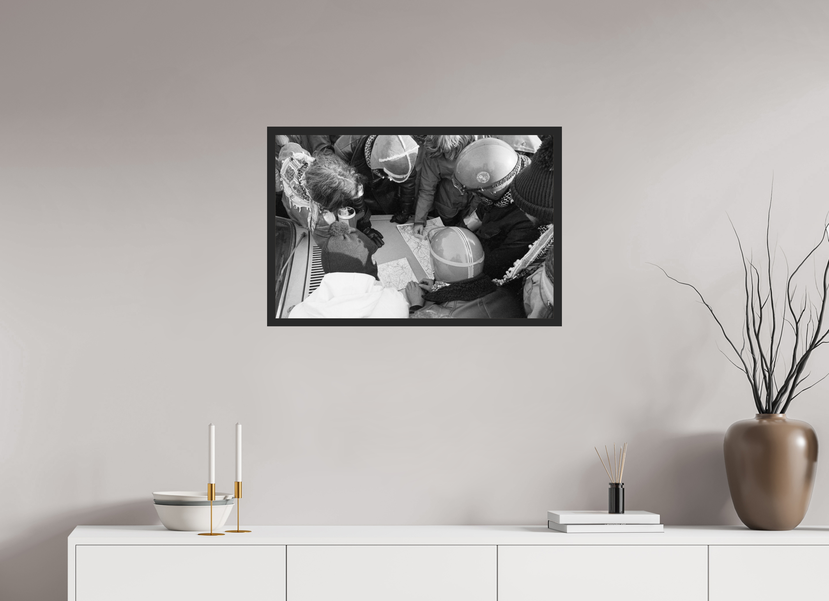 75 x 50 cm, 4a. Foto im Holz-Rahmen (20mm) Johannes Hartmann: Wie umgehen wir die Polizeisperren? (S/W-Foto)