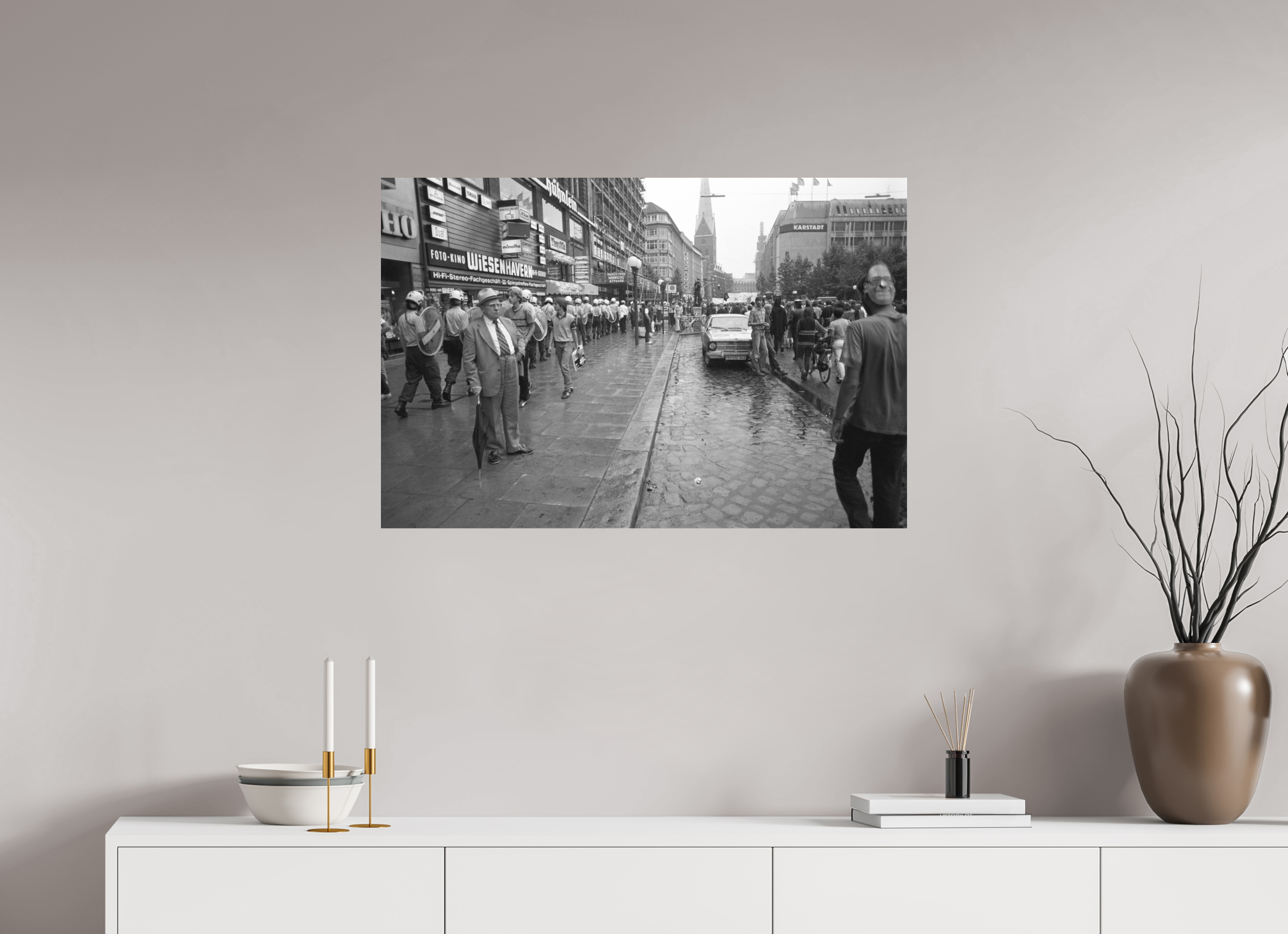 90 x 60 cm, 2. Foto auf Alu-Dibond Johannes Hartmann: Was soll dieser ganze Zirkus? (S/W-Foto)