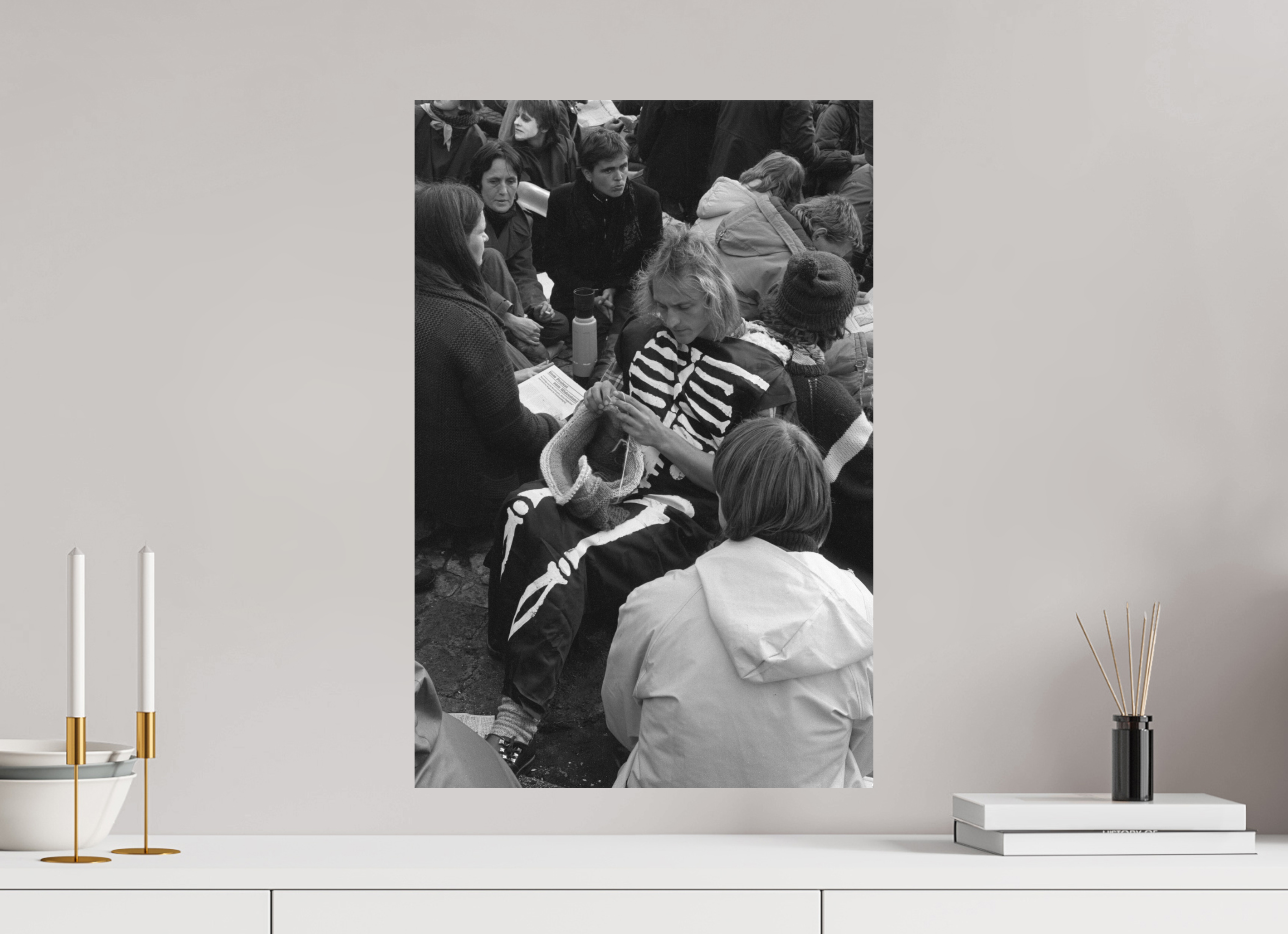 40 x 60 cm, 2. Foto auf Alu-Dibond Johannes Hartmann: Der Tod und sein Strickzeug (S/W-Foto)