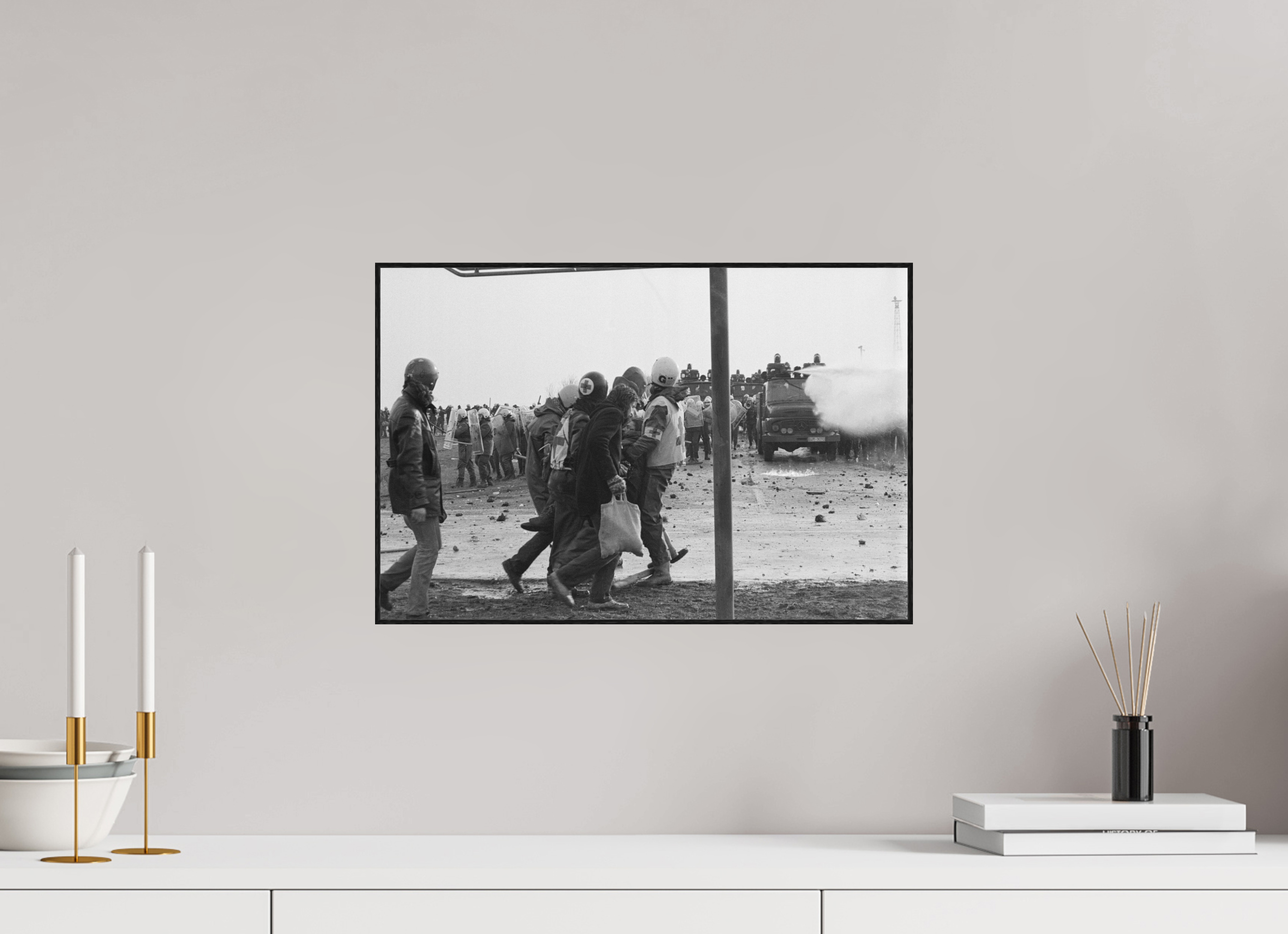 45 x 30 cm, 3a. Foto in ArtBox (4mm) Johannes Hartmann: Verletztentransport (S/W-Foto)