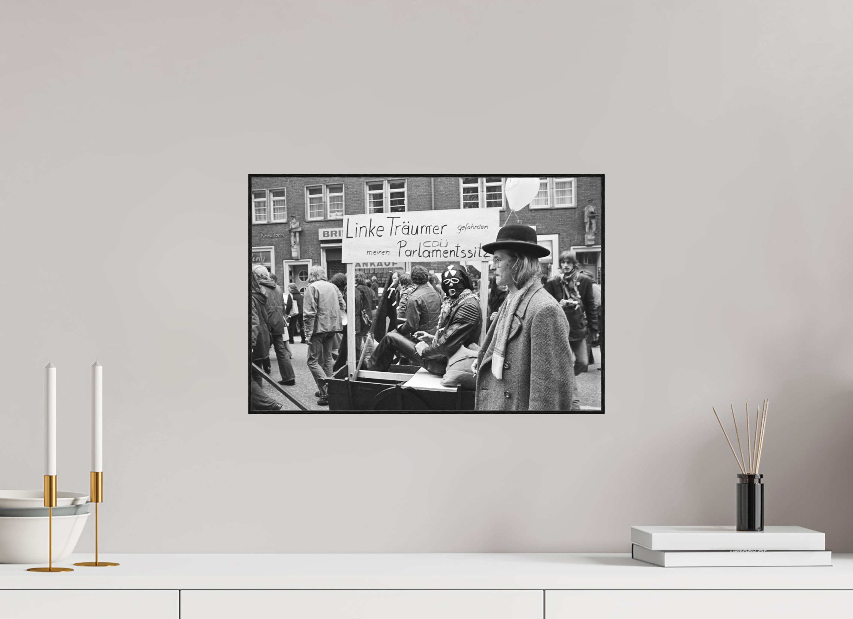 45 x 30 cm, 3a. Foto in ArtBox (4mm) Johannes Hartmann: Linke Träumer gefährden meinen CDU-Parlamentssitz (S/W-Foto)