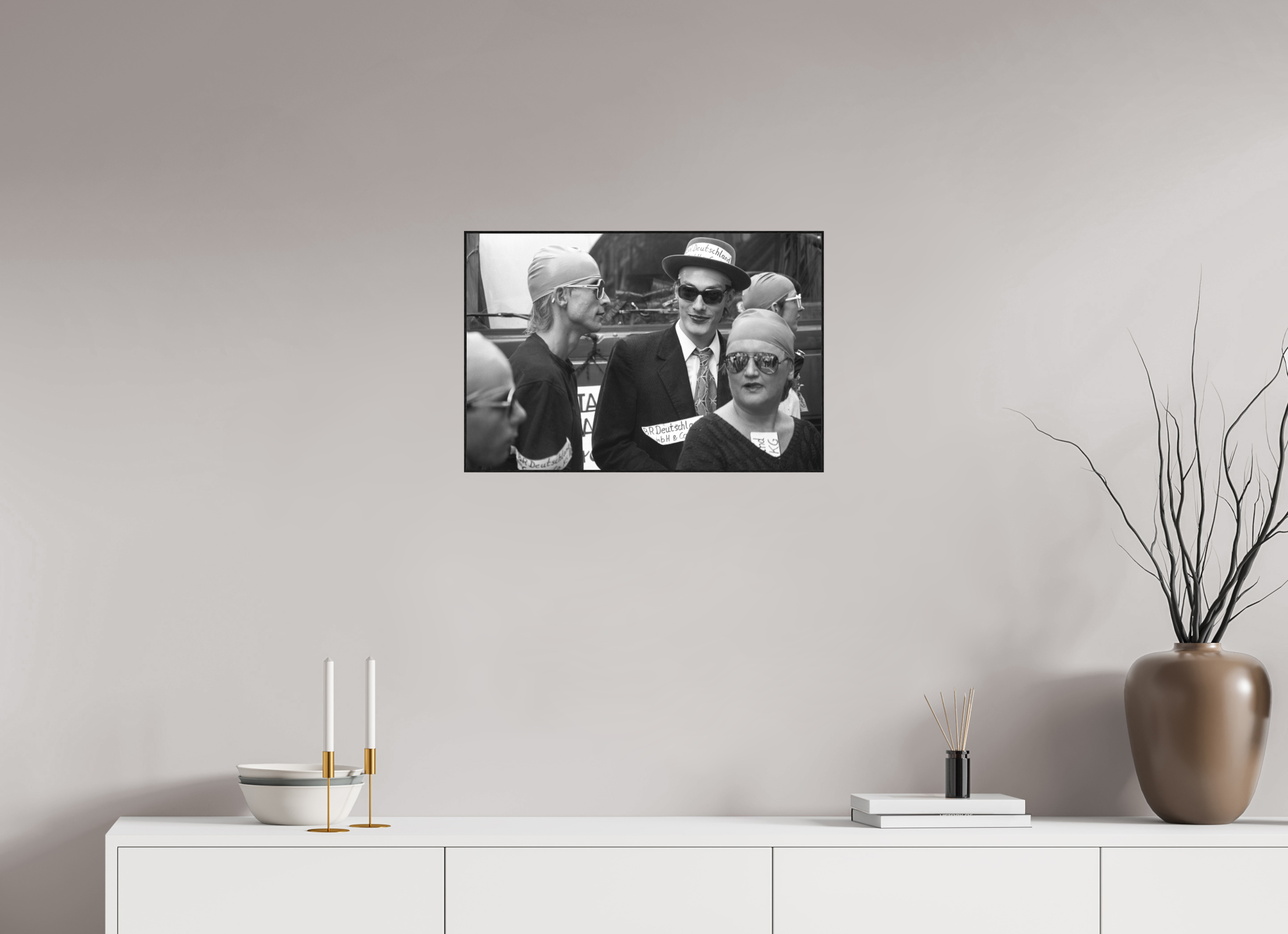 60 x 40 cm, 3a. Foto in ArtBox (4mm) ohne Weißrand Johannes Hartmann: Badekappitalisten (S/W-Foto)