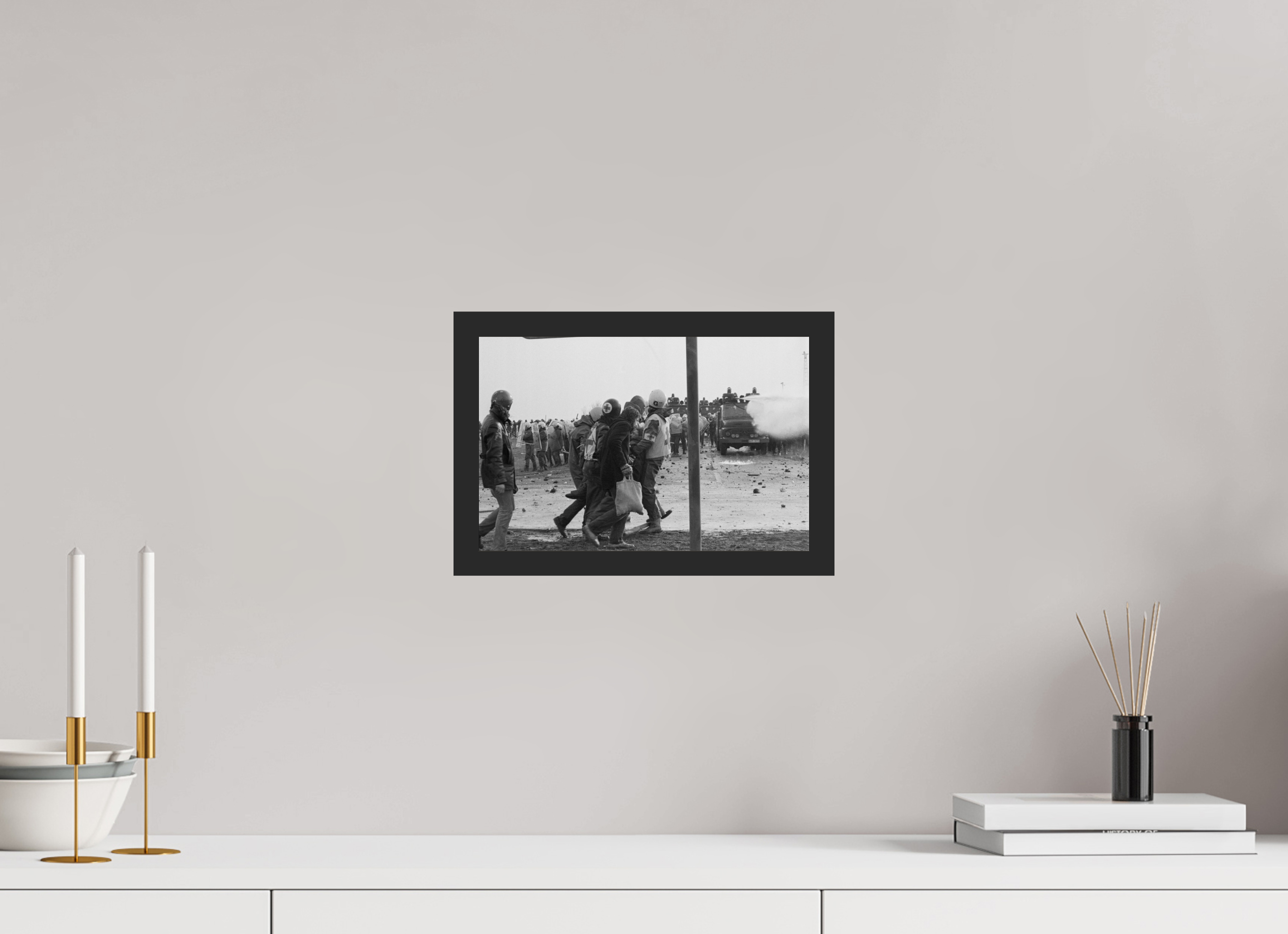 30 x 20 cm, 4a. Foto im Holz-Rahmen (20mm) Johannes Hartmann: Verletztentransport (S/W-Foto)