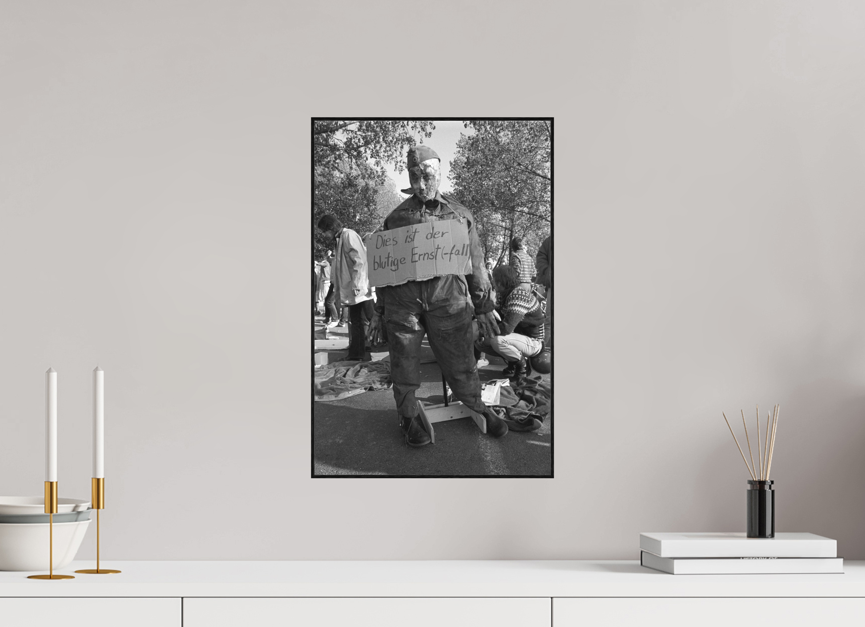 30 x 45 cm, 3a. Foto in ArtBox (4mm) Johannes Hartmann: Der blutige Ernst(-fall) (S/W-Foto)