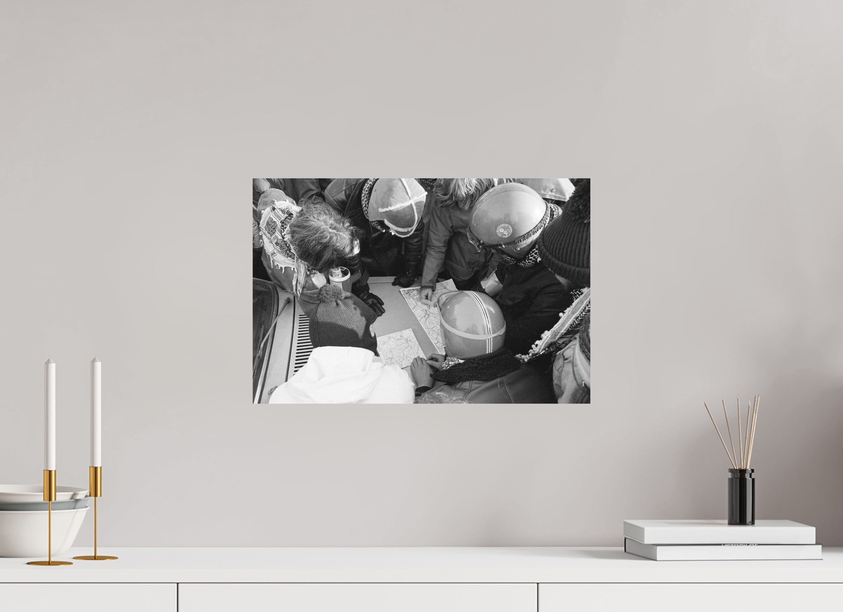 45 x 30 cm, 2. Foto auf Alu-Dibond Johannes Hartmann: Wie umgehen wir die Polizeisperren? (S/W-Foto)