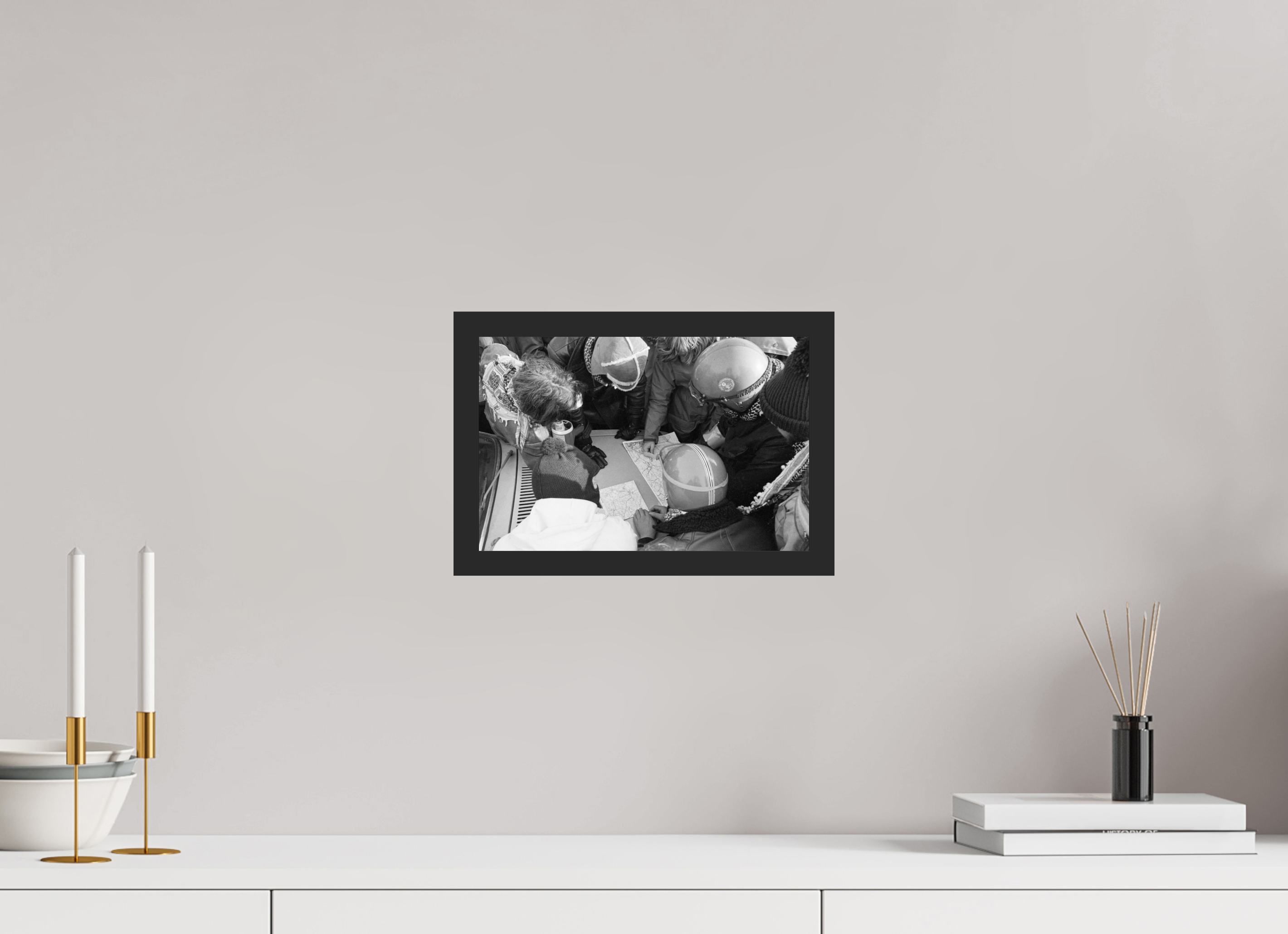 30 x 20 cm, 4a. Foto im Holz-Rahmen (20mm) Johannes Hartmann: Wie umgehen wir die Polizeisperren? (S/W-Foto)