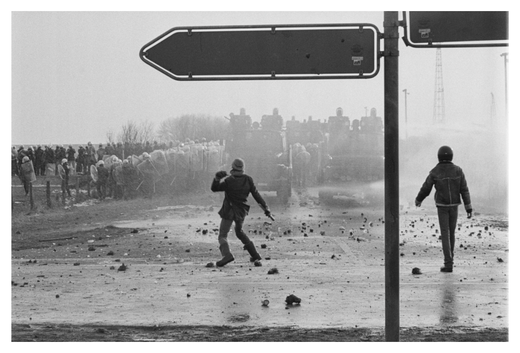 Main image Johannes Hartmann: Eskalation am Bauzaun 1 (S/W-Foto)