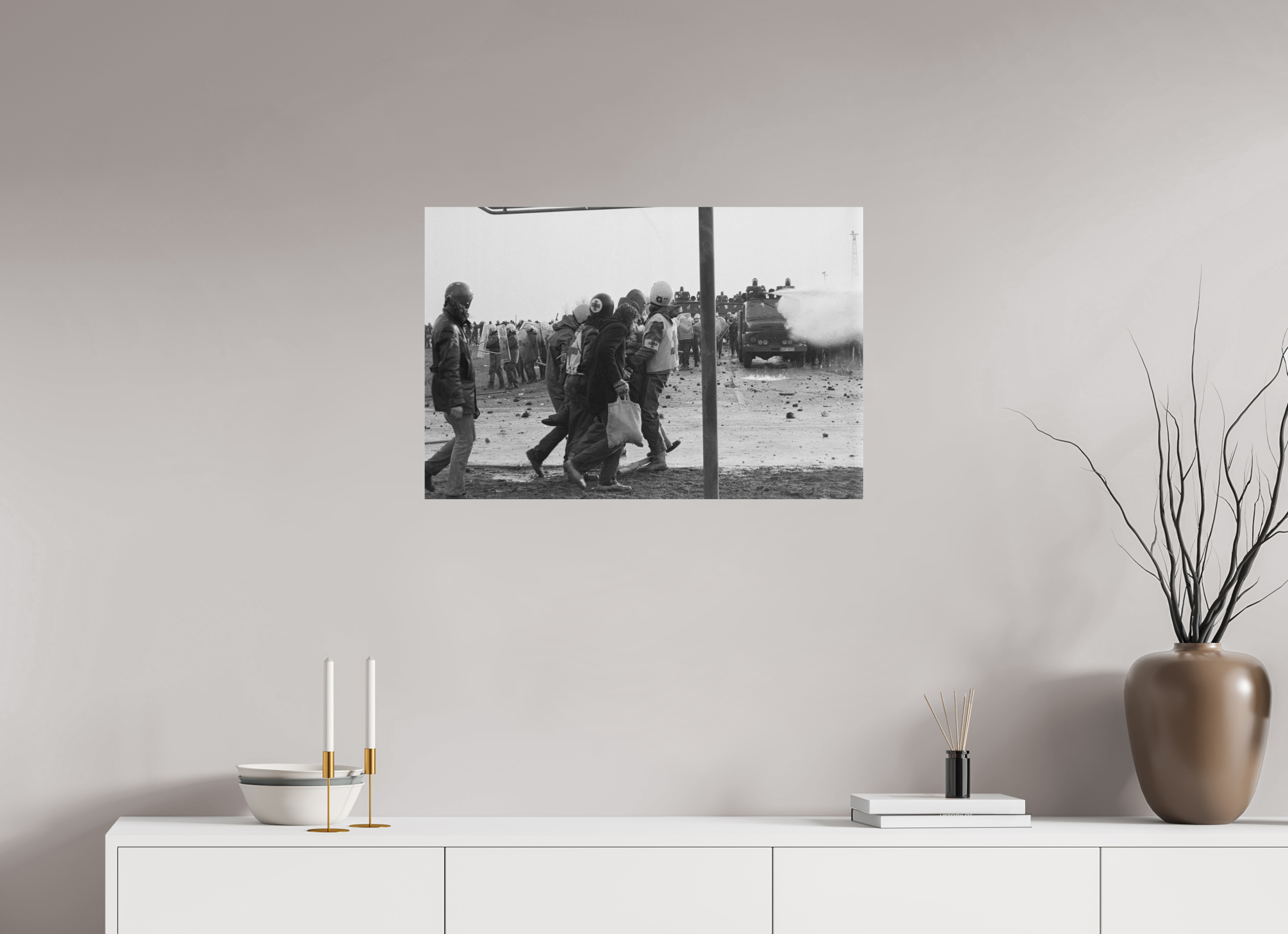 75 x 50 cm, 2. Foto auf Alu-Dibond Johannes Hartmann: Verletztentransport (S/W-Foto)