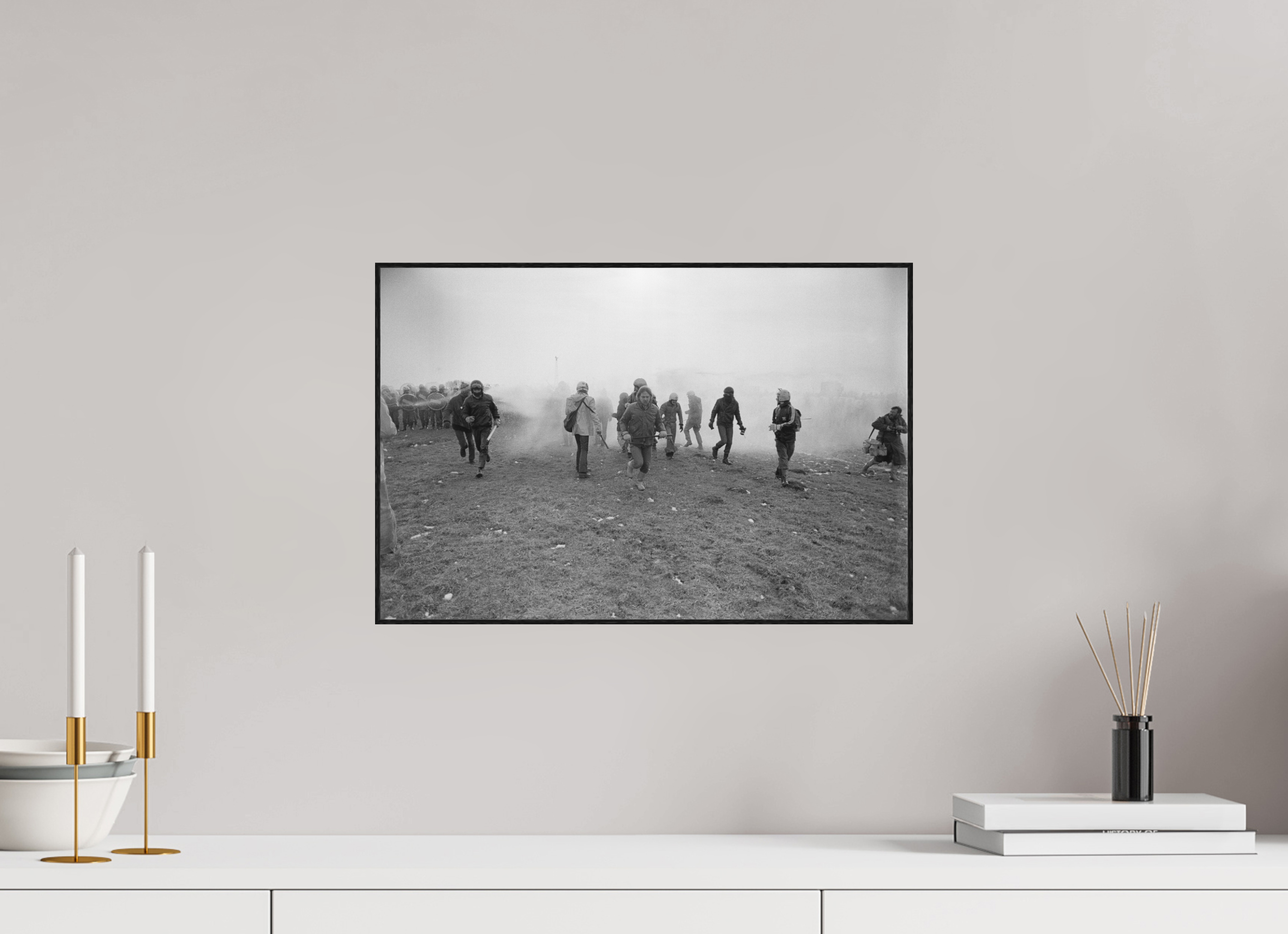 45 x 30 cm, 3a. Foto in ArtBox (4mm) Johannes Hartmann: Eskalation am Bauzaun 3 – Rückzug (S/W-Foto)