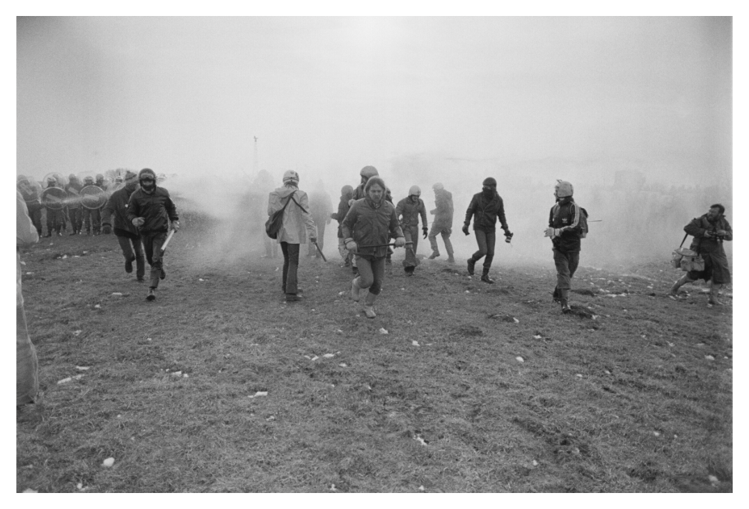 Main image Johannes Hartmann: Eskalation am Bauzaun 3 – Rückzug (S/W-Foto)