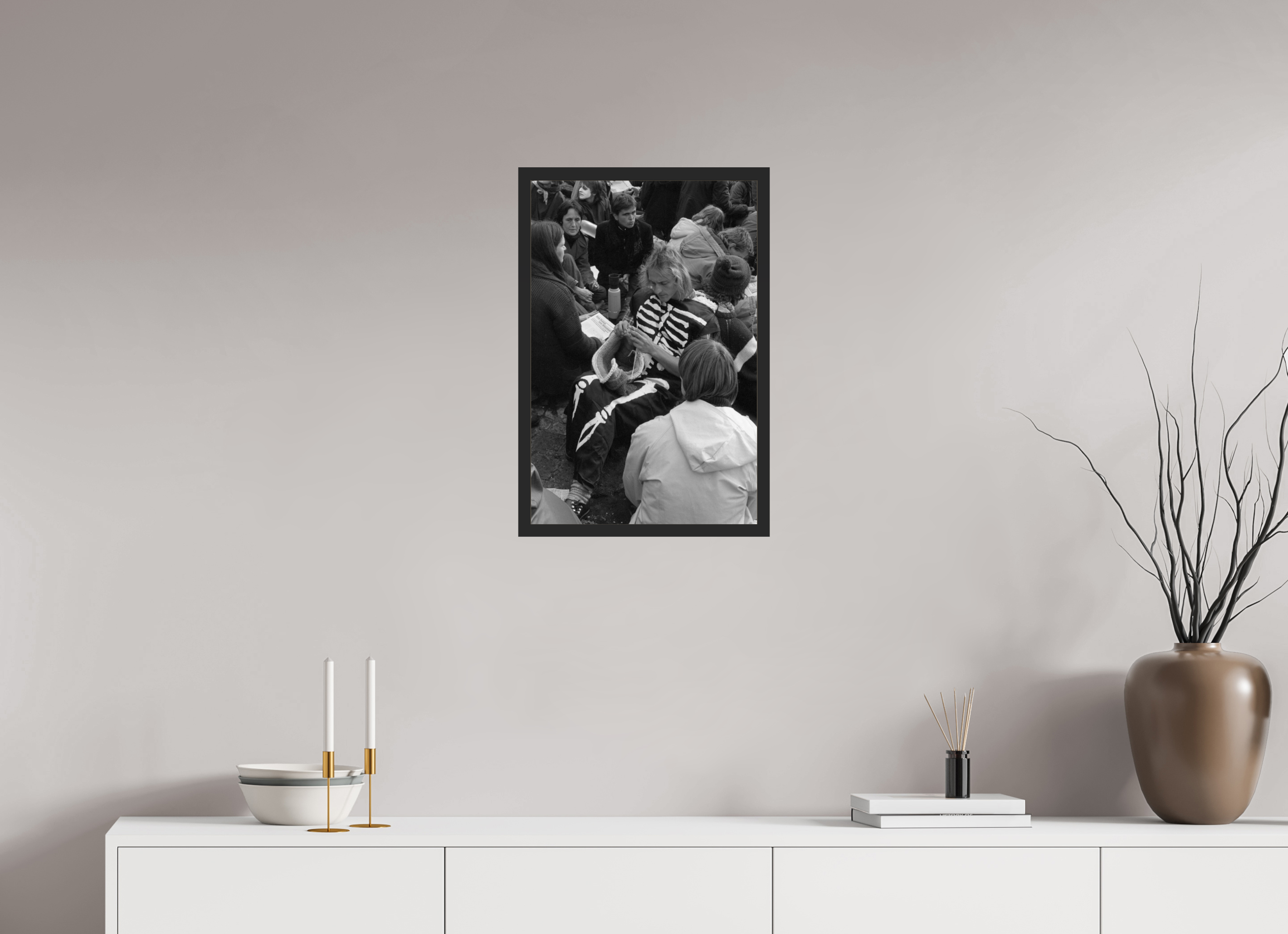 40 x 60 cm, 4a. Foto im Holz-Rahmen (20mm) Johannes Hartmann: Der Tod und sein Strickzeug (S/W-Foto)