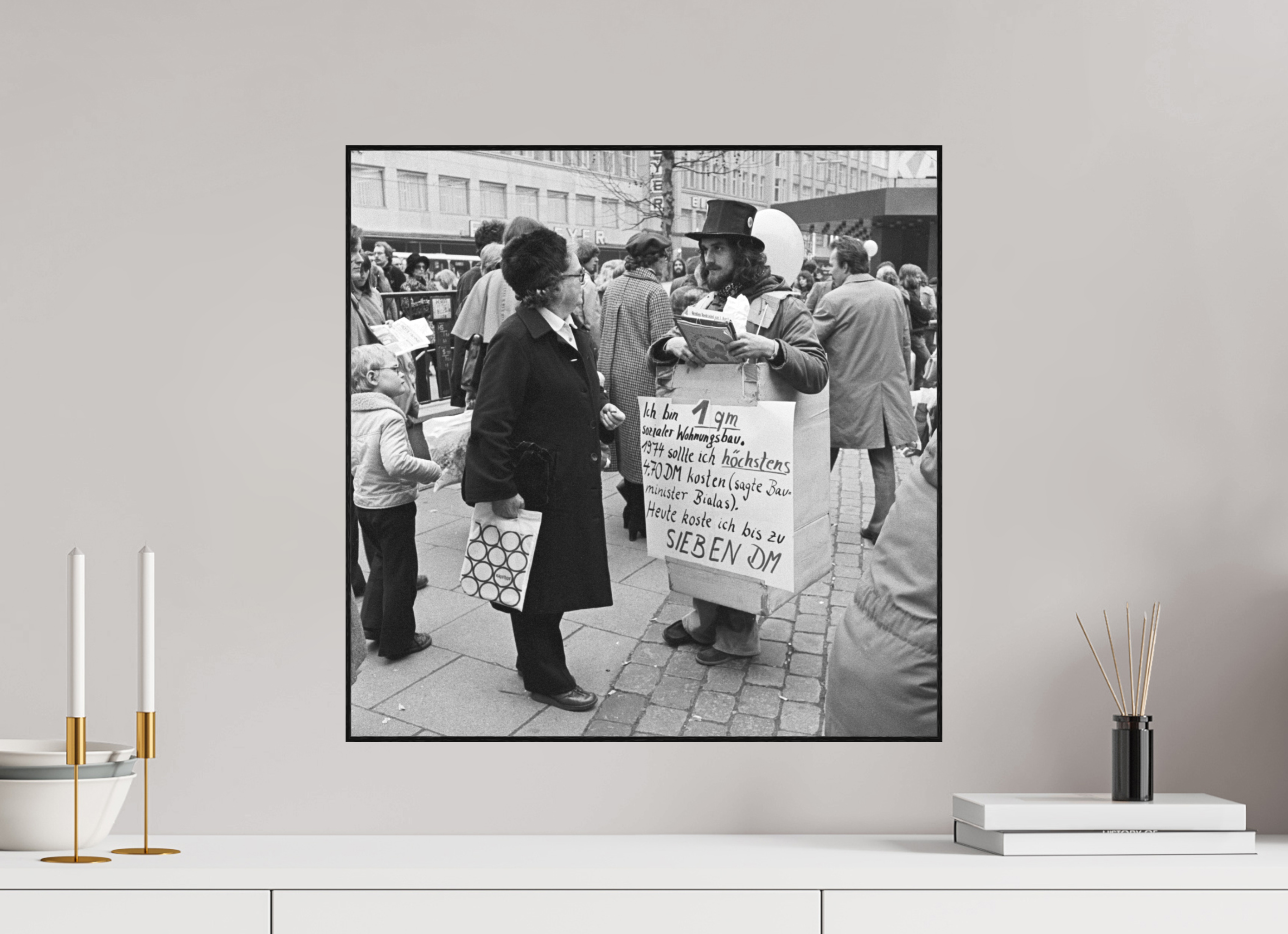 50 x 50 cm, 3a. Foto in ArtBox (4mm) Johannes Hartmann: Ich bin 1qm sozialer Wohnungsbau. (S/W-Foto)