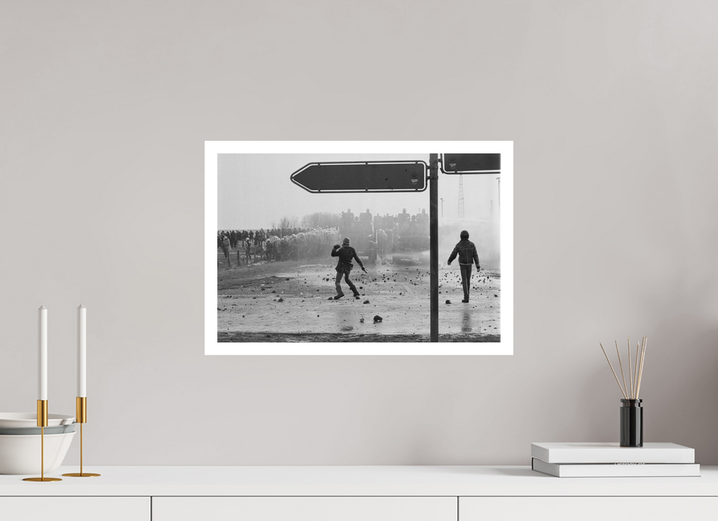 45 x 30 cm, 1. Foto mit Weißrand Johannes Hartmann: Eskalation am Bauzaun 1 (S/W-Foto)