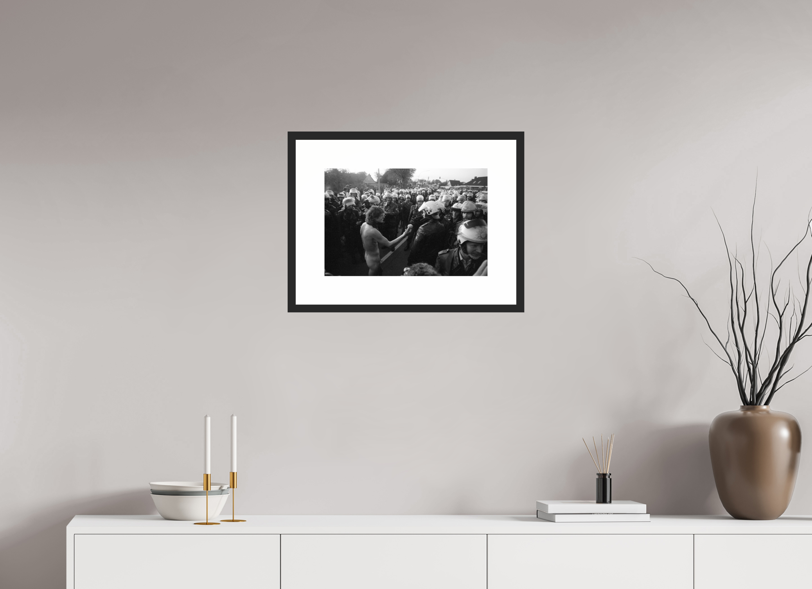 45 x 30 cm, 4b. Foto im Holz-Rahmen (20mm) mit Weißrand Johannes Hartmann: Adams Apfel (S/W-Foto)