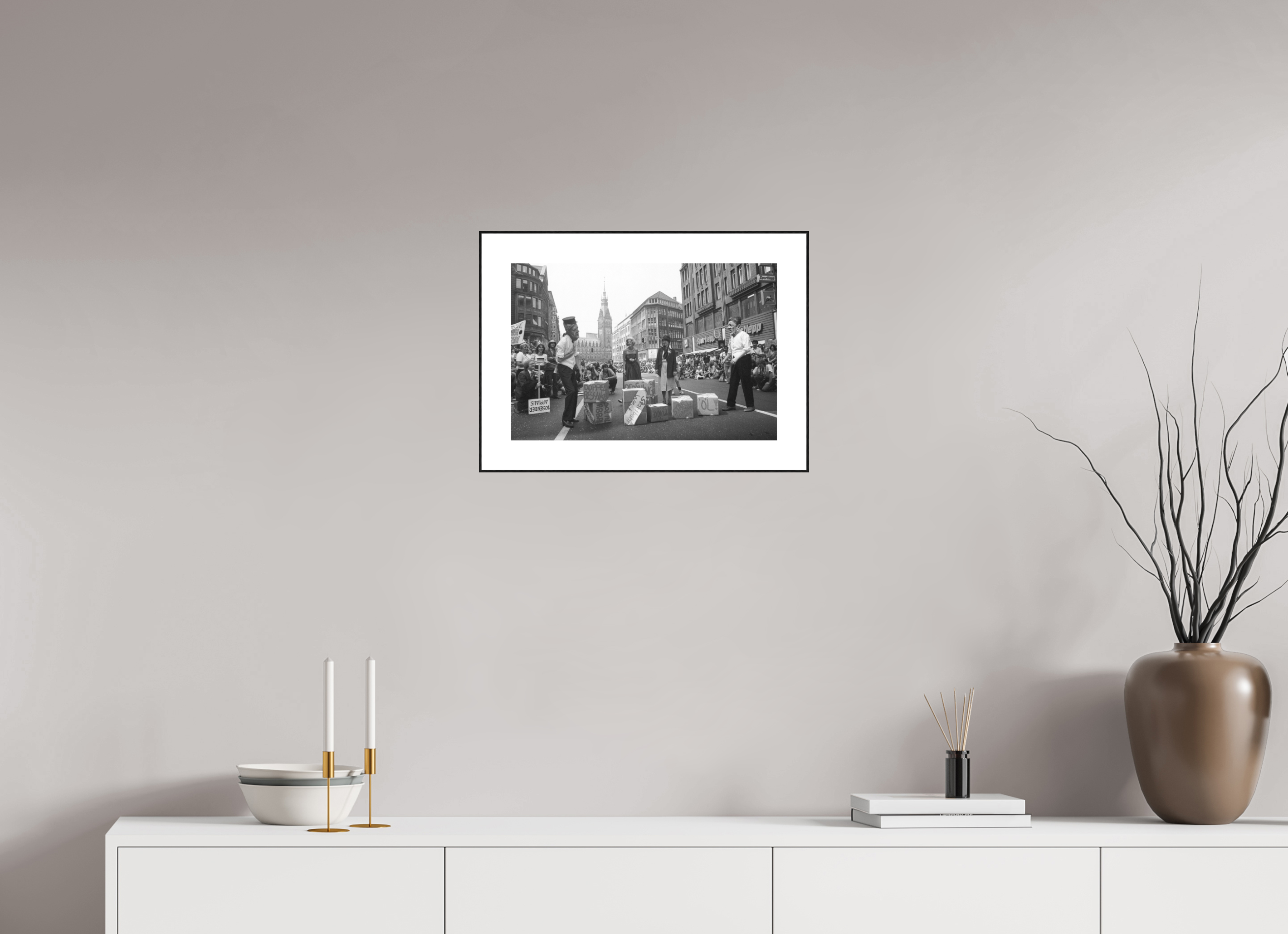 45 x 30 cm, 3b. Foto in ArtBox (4mm) mit Weißrand Johannes Hartmann: NATO-Doppelbeschiss (S/W-Foto)