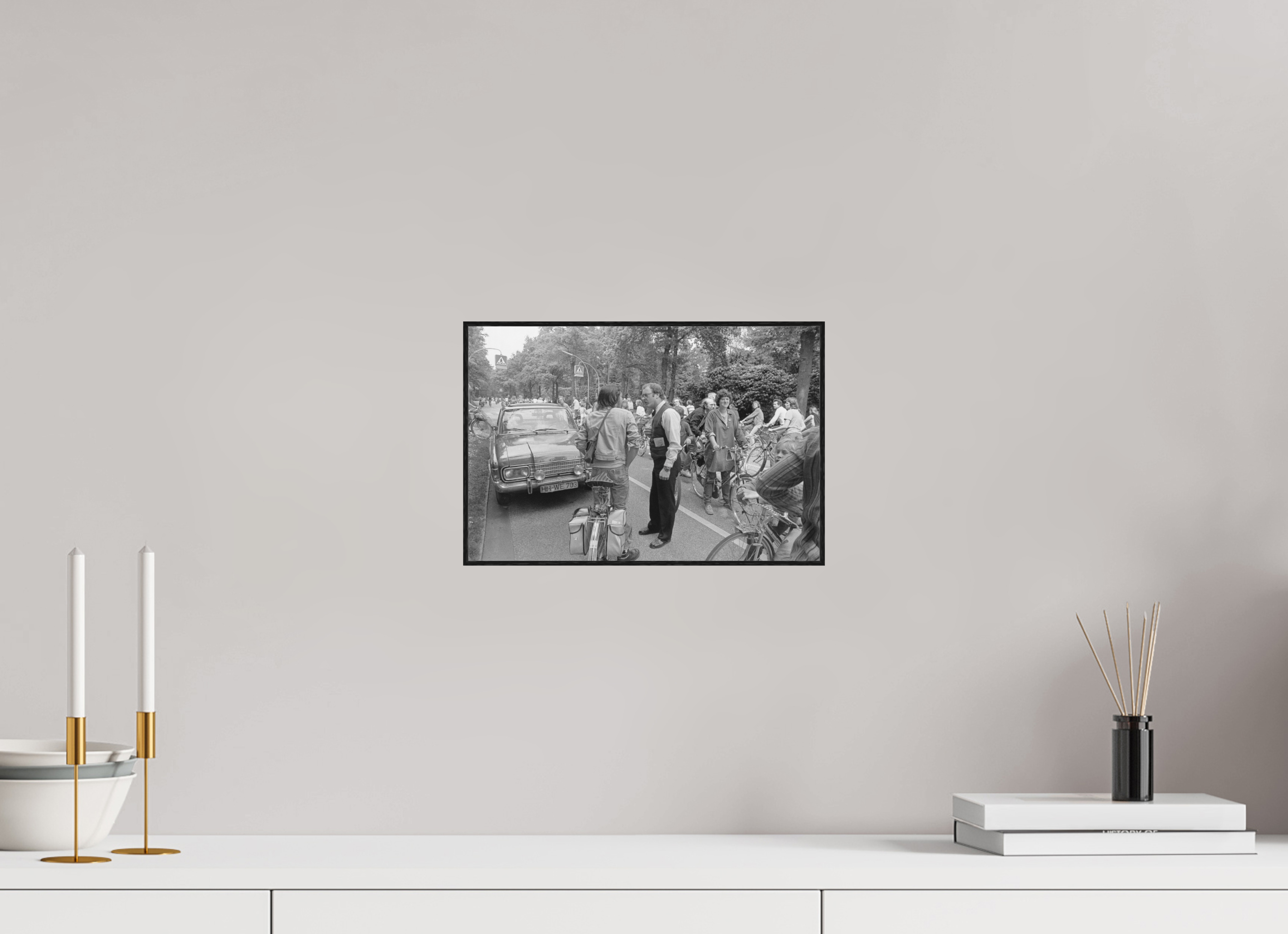 30 x 20 cm, 3a. Foto in ArtBox (4mm) Johannes Hartmann: Ihr könnt doch hier nicht einfach den ganzen Verkehr aufhalten… (S/W-Foto)