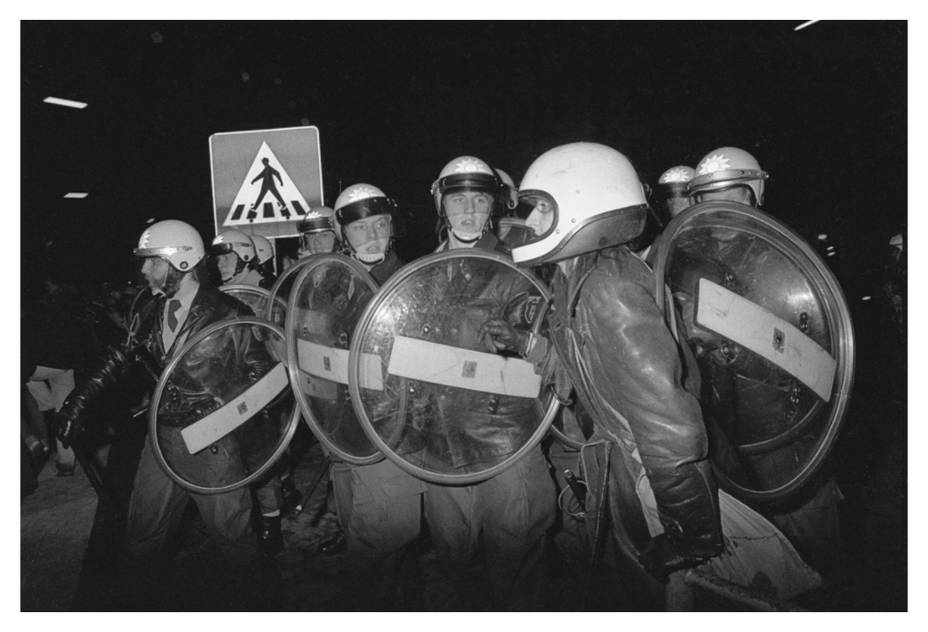 Main image Johannes Hartmann: Ich tu mal so, als wäre nix... (S/W-Foto)