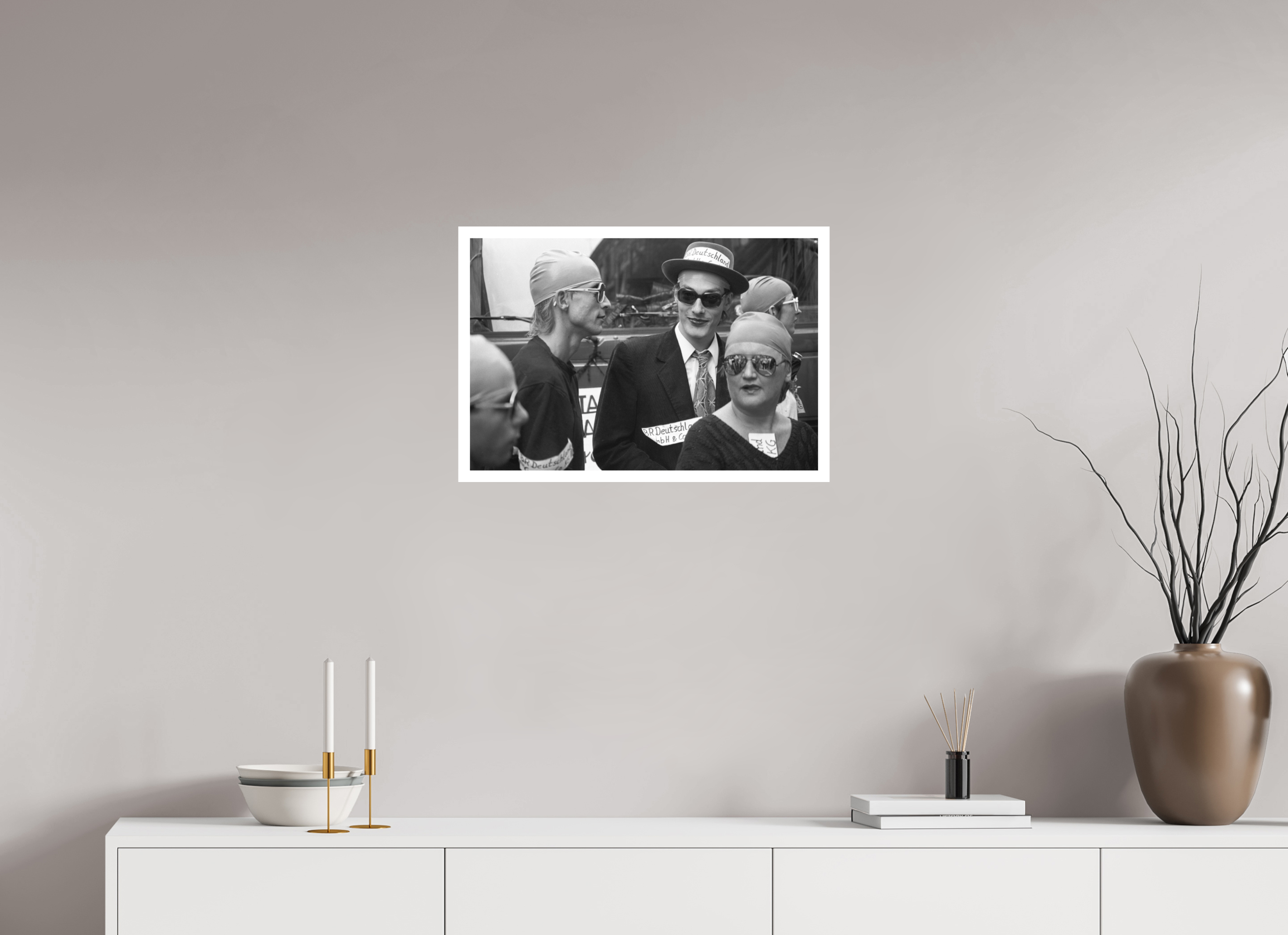 60 x 40 cm, 1. Foto mit Weißrand Johannes Hartmann: Badekappitalisten (S/W-Foto)