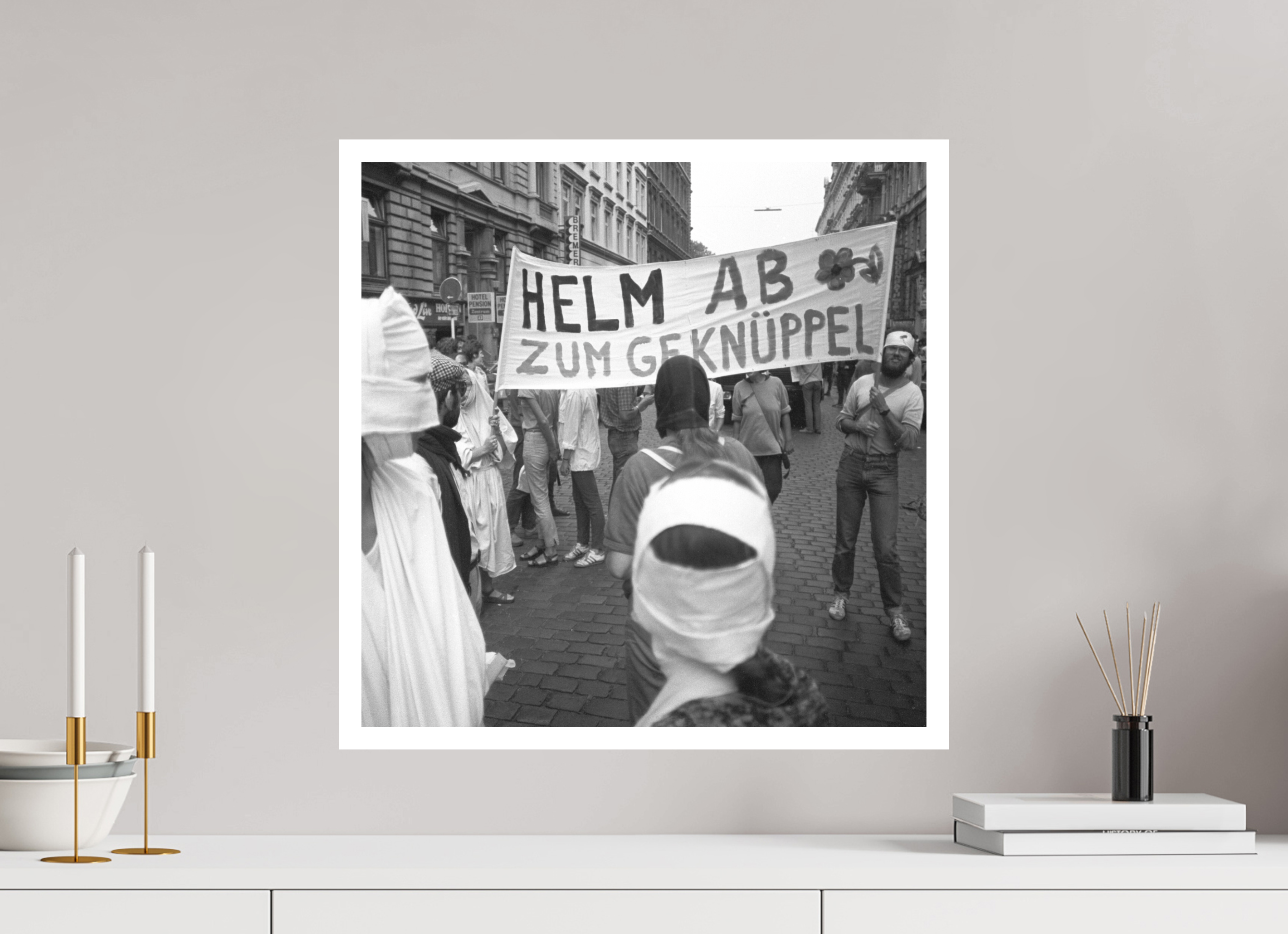 50 x 50 cm, 1. Foto mit Weißrand Johannes Hartmann: Helm ab zum Geknüppel (S/W-Foto)