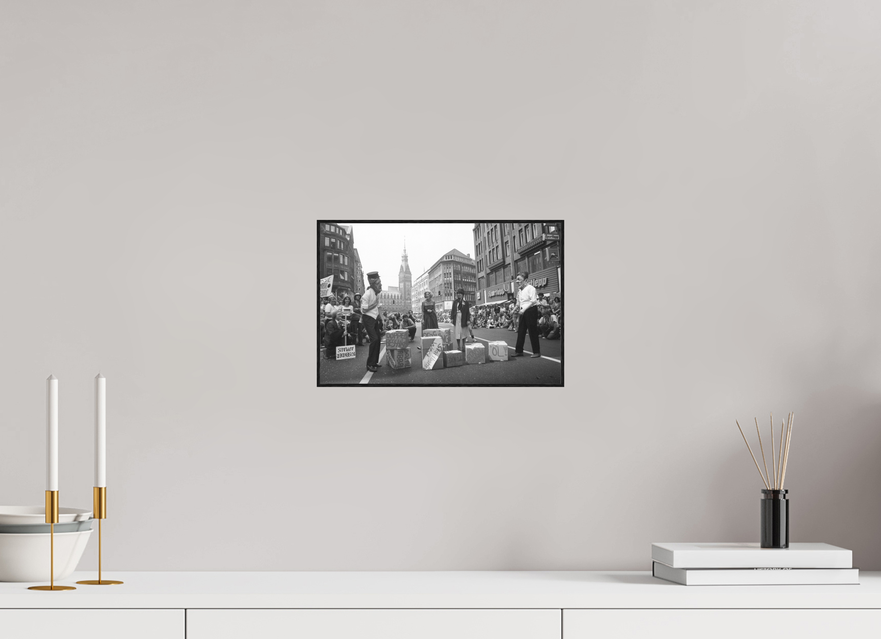 30 x 20 cm, 3a. Foto in ArtBox (4mm) Johannes Hartmann: NATO-Doppelbeschiss (S/W-Foto)