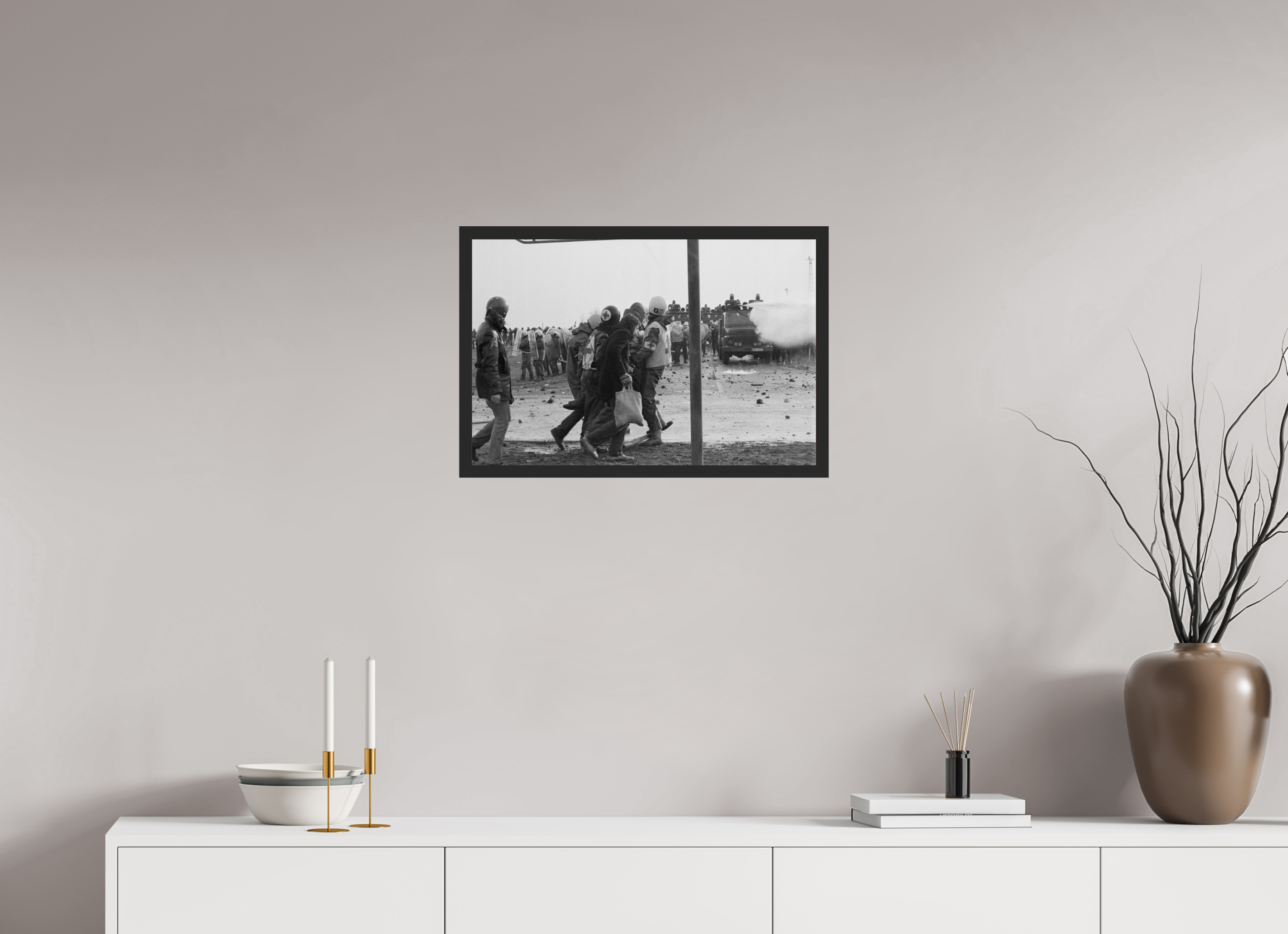 60 x 40 cm, 4a. Foto im Holz-Rahmen (20mm) Johannes Hartmann: Verletztentransport (S/W-Foto)