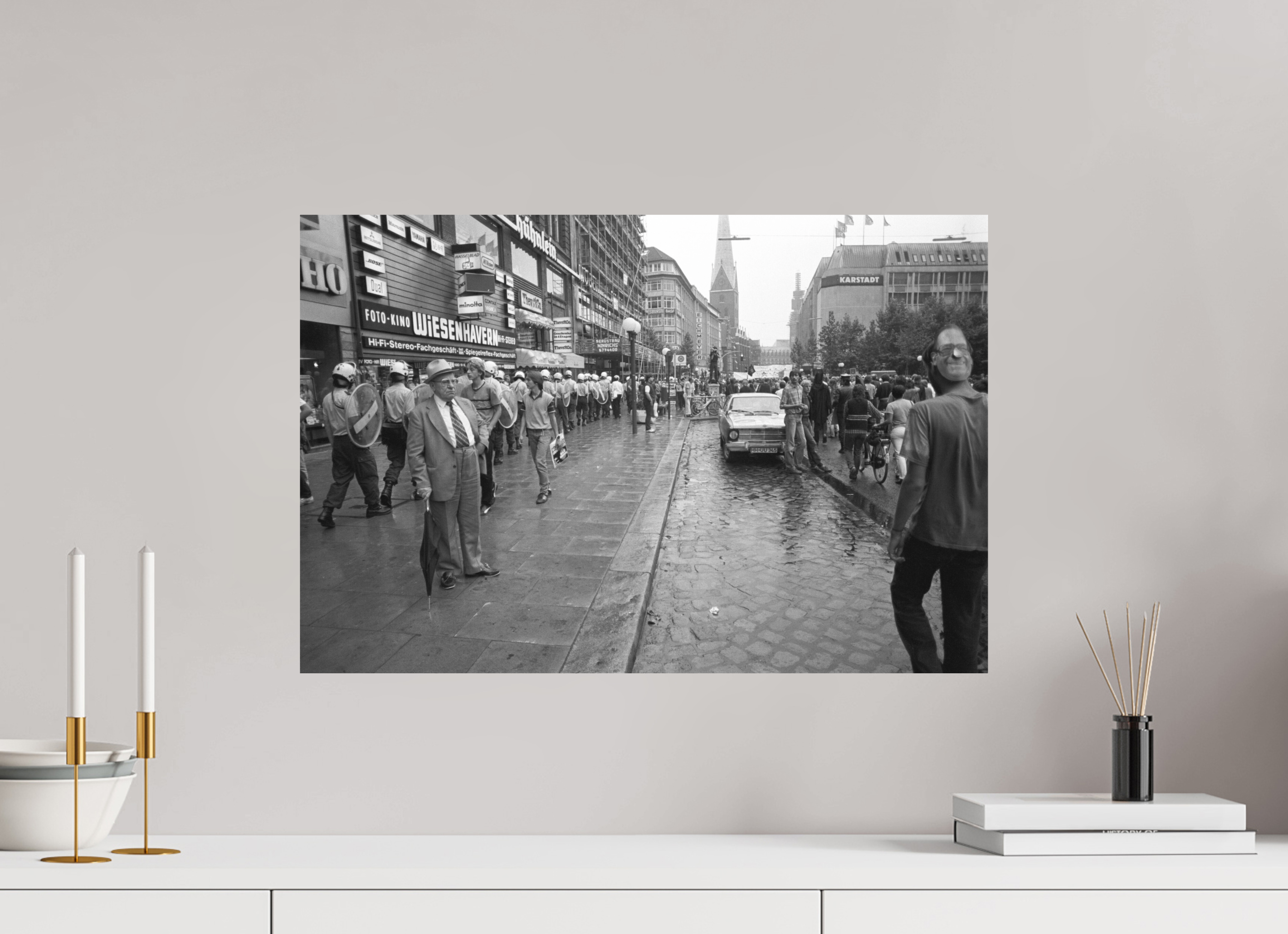 60 x 40 cm, 2. Foto auf Alu-Dibond Johannes Hartmann: Was soll dieser ganze Zirkus? (S/W-Foto)