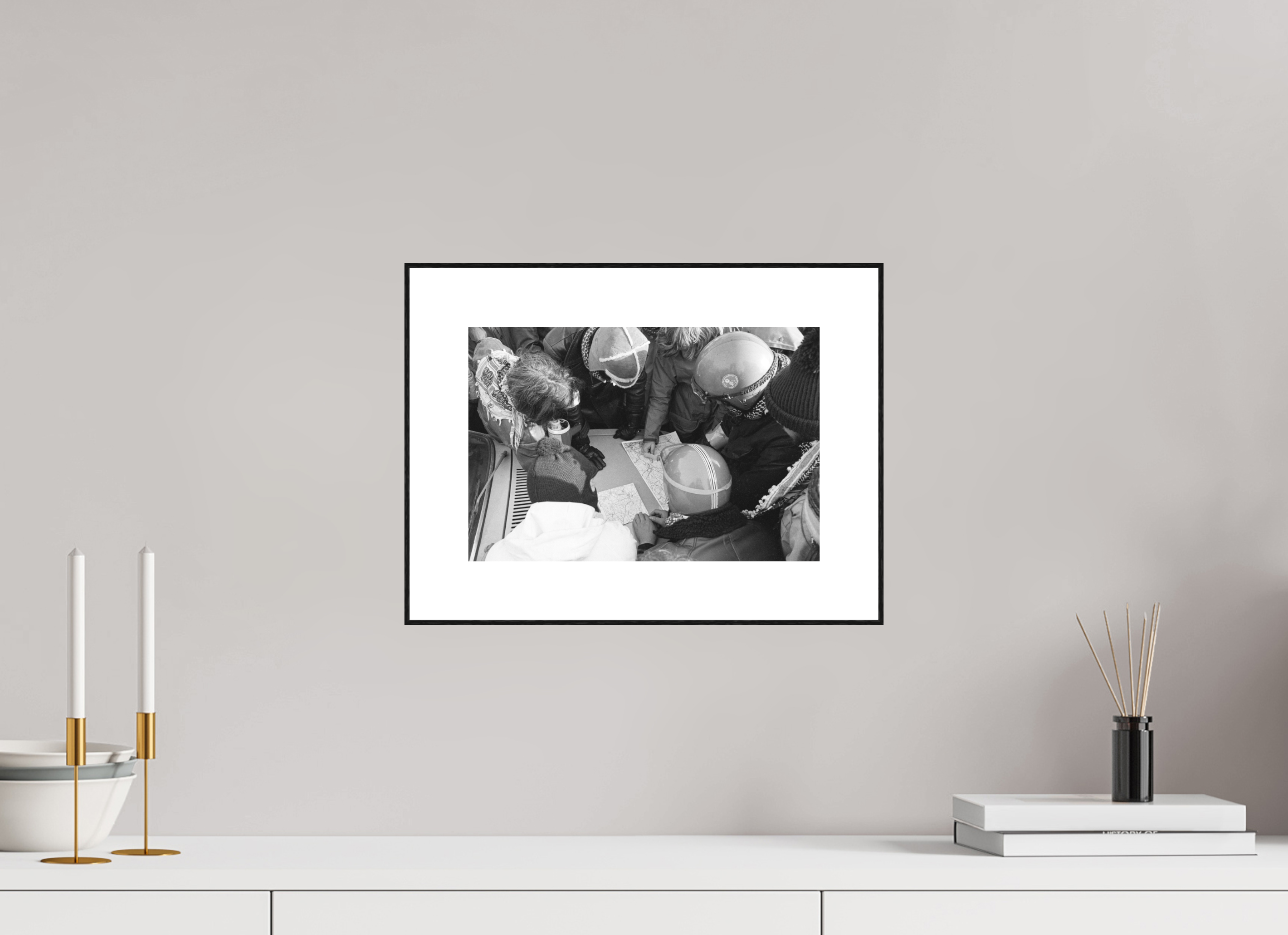 30 x 20 cm, 3b. Foto in ArtBox (4mm) mit Weißrand Johannes Hartmann: Wie umgehen wir die Polizeisperren? (S/W-Foto)