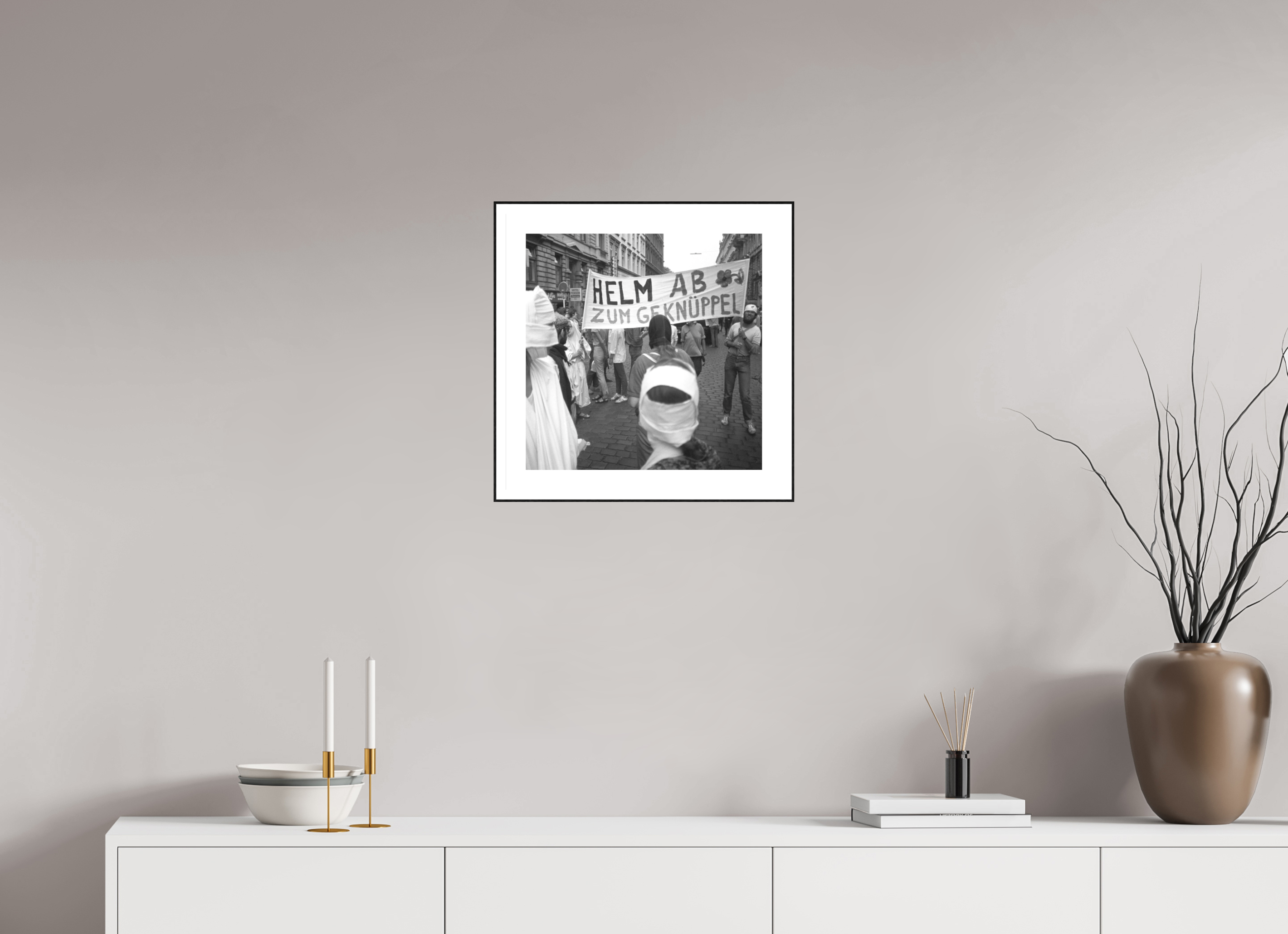 40 x 40 cm, 3b. Foto in ArtBox (4mm) mit Weißrand Johannes Hartmann: Helm ab zum Geknüppel (S/W-Foto)