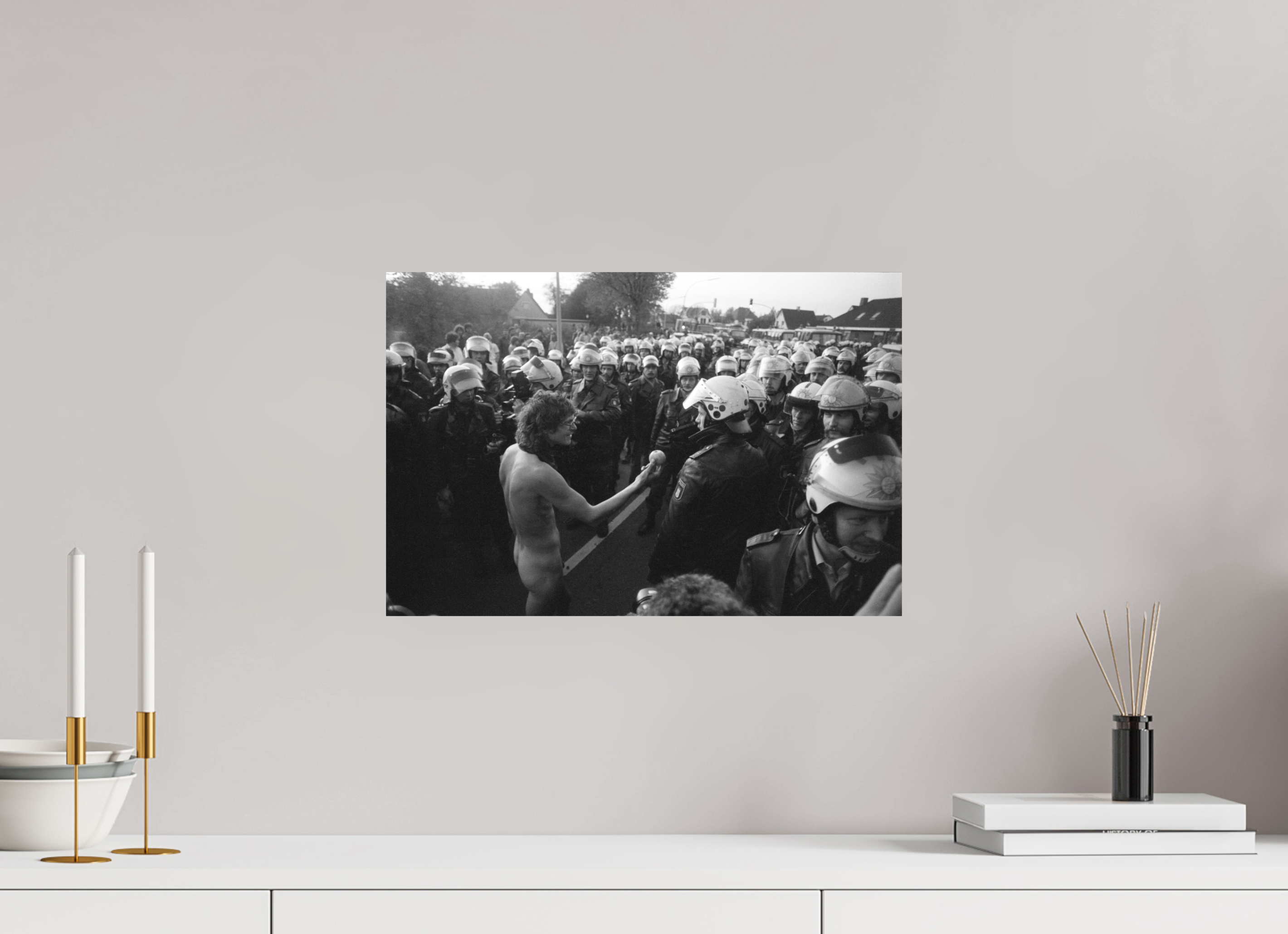 45 x 30 cm, 2. Foto auf Alu-Dibond Johannes Hartmann: Adams Apfel (S/W-Foto)