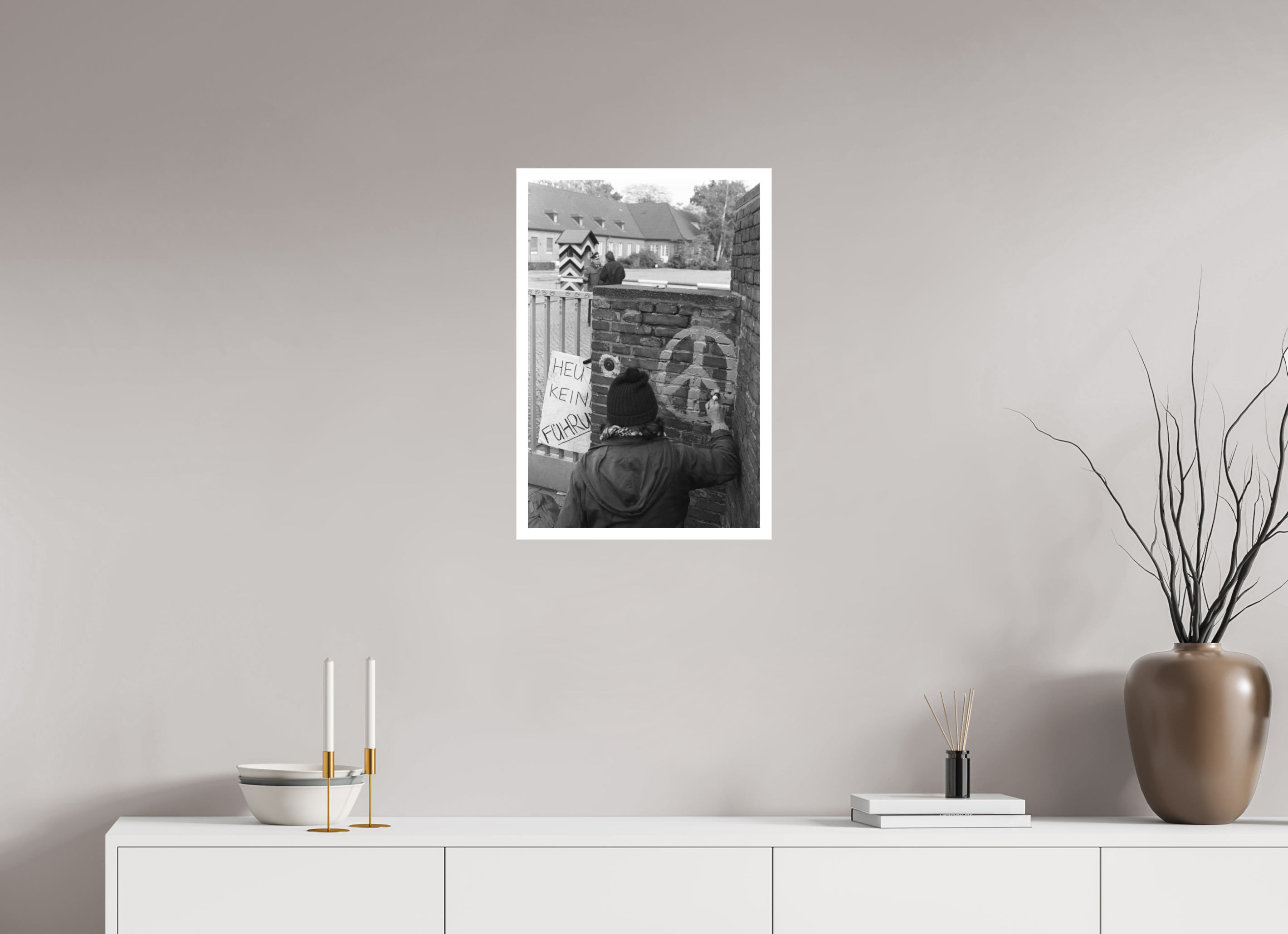 40 x 60 cm, 1. Foto mit Weißrand Johannes Hartmann: Heute keine Führung (S/W-Foto)