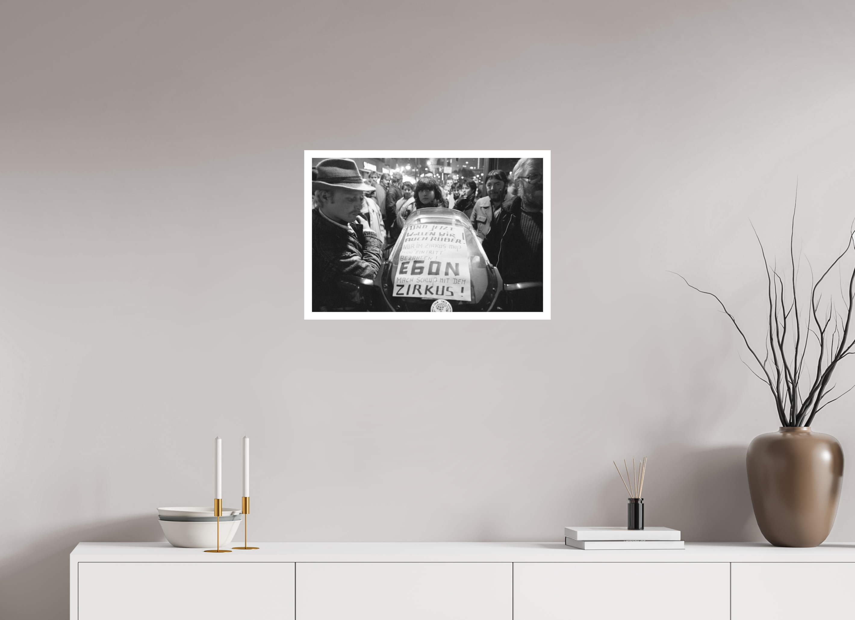 60 x 40 cm, 1. Foto mit Weißrand Johannes Hartmann: Mach Schluss, Egon ! (S/W-Foto)