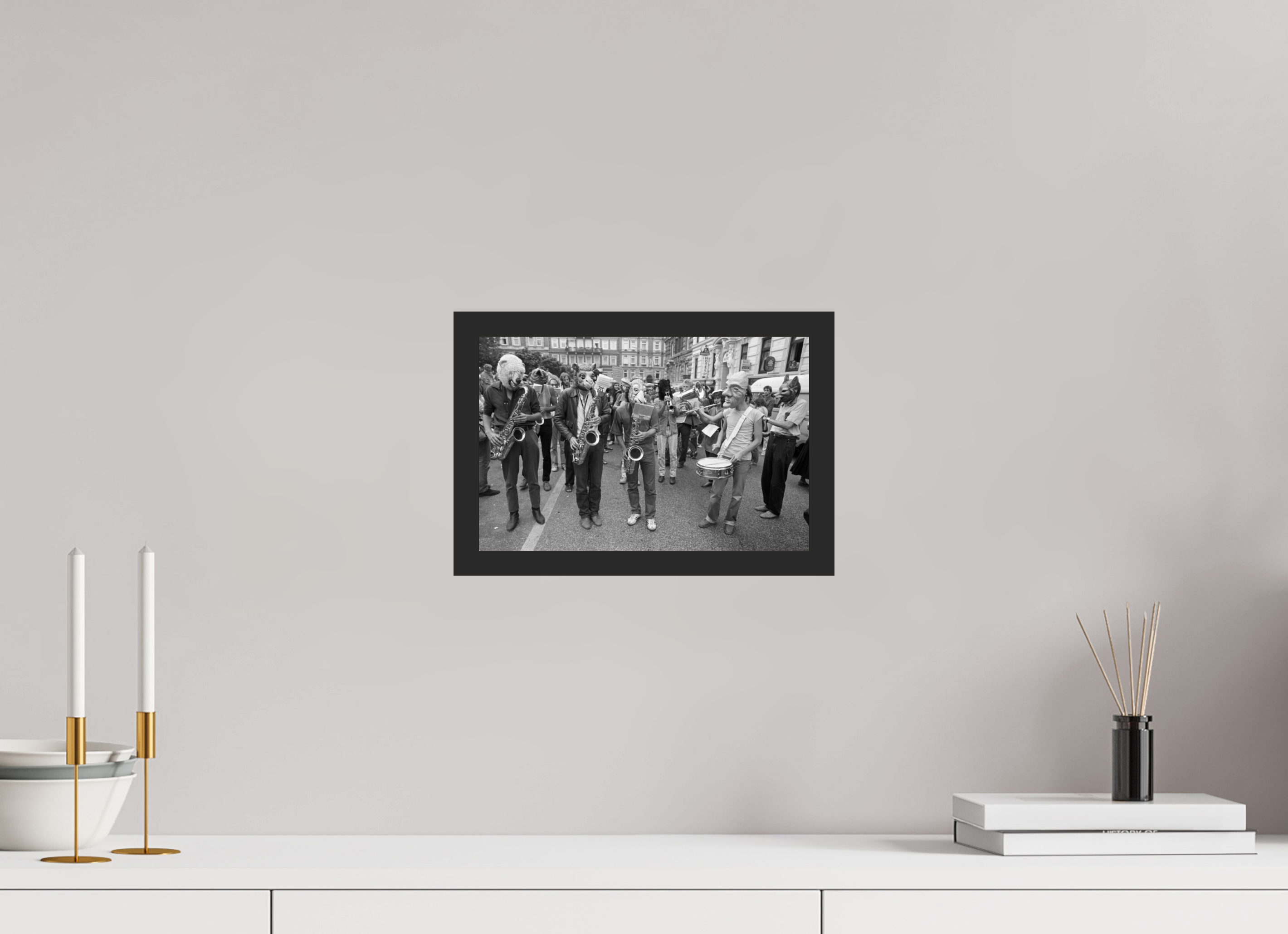 30 x 20 cm, 4a. Foto im Holz-Rahmen (20mm) Johannes Hartmann: Tuten & Blasen (S/W-Foto)