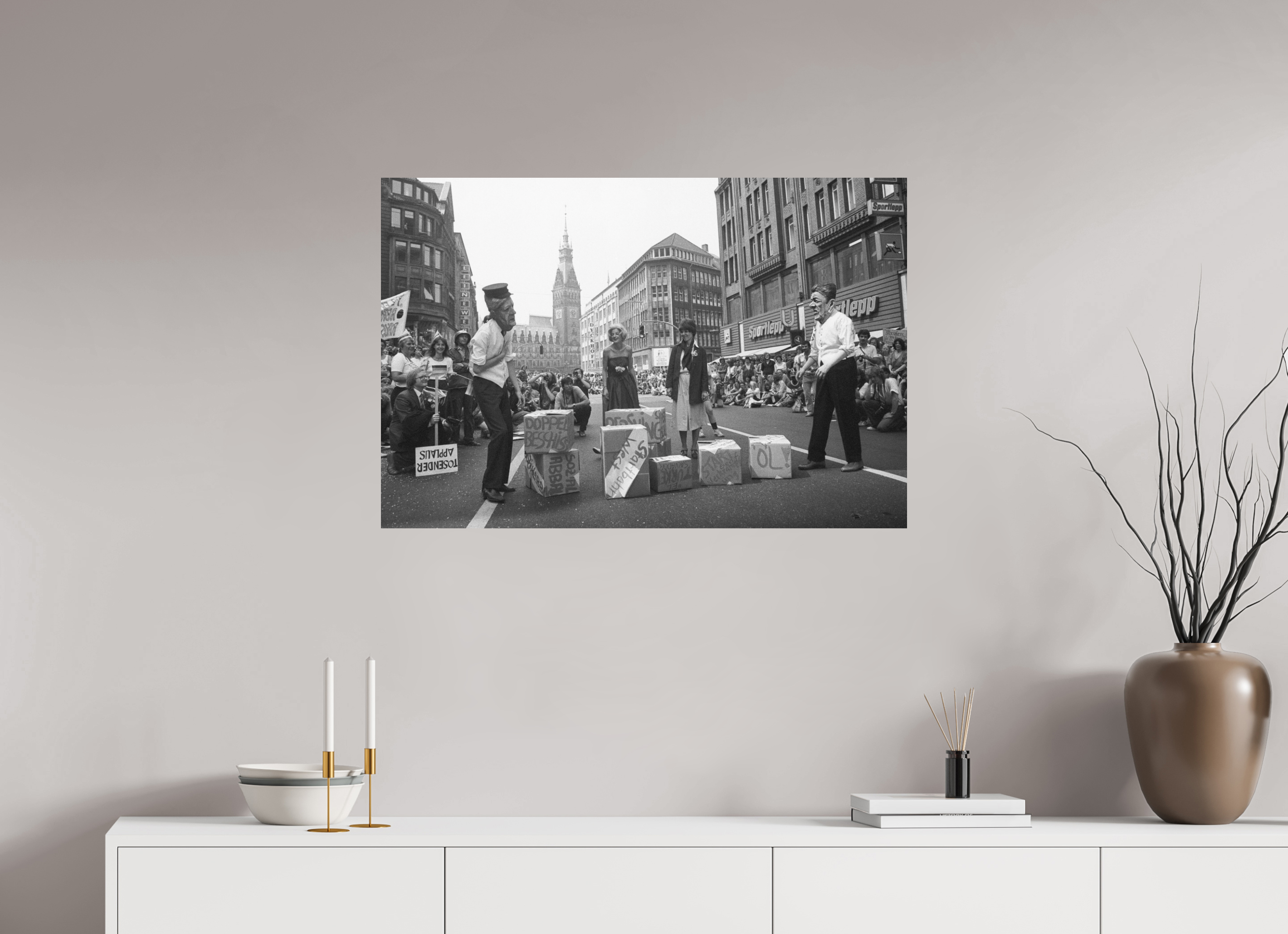 90 x 60 cm, 2. Foto auf Alu-Dibond Johannes Hartmann: NATO-Doppelbeschiss (S/W-Foto)