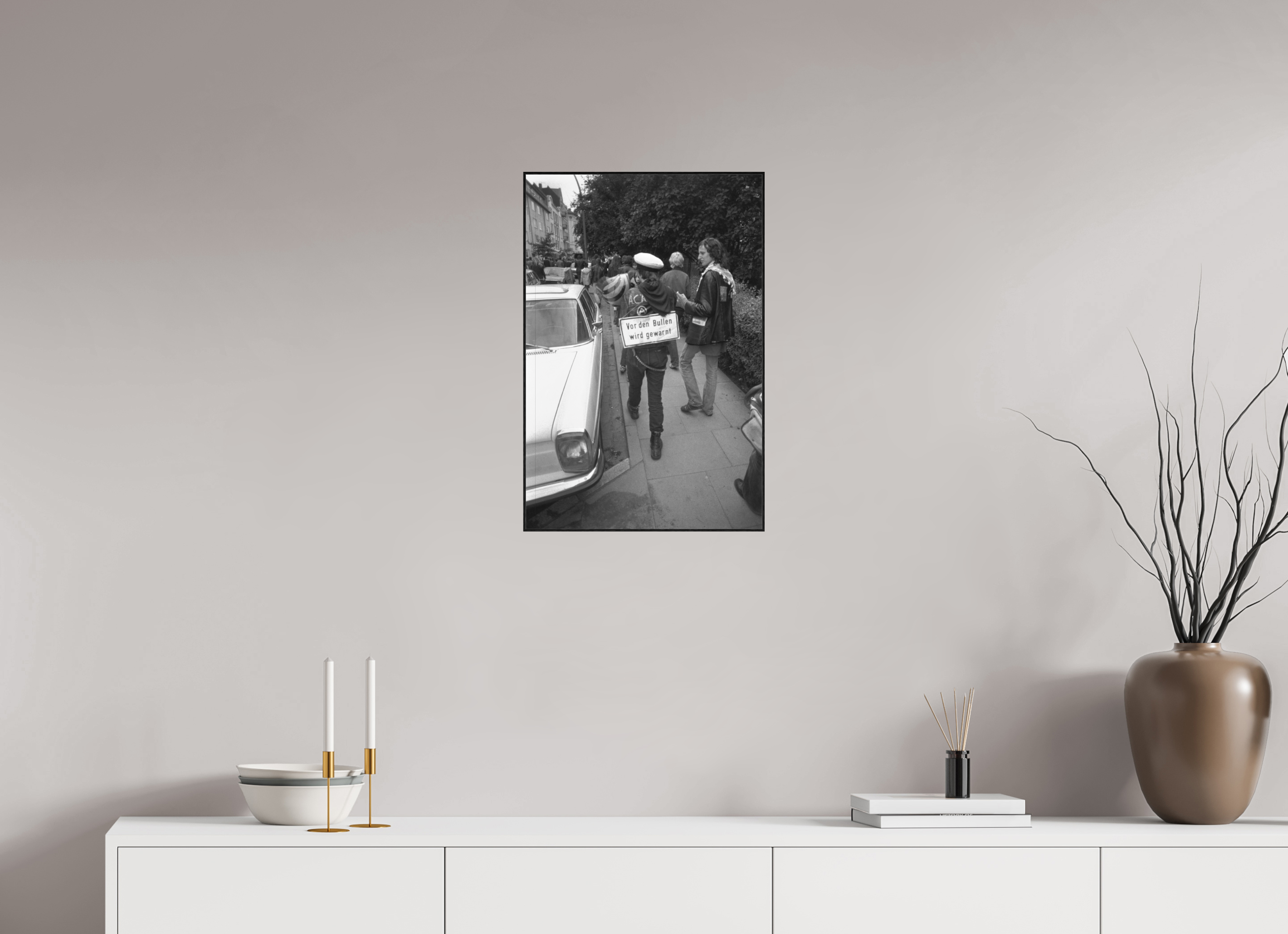 40 x 60 cm, 3a. Foto in ArtBox (4mm) Johannes Hartmann: Vor den Bullen wird gewarnt (S/W-Foto)