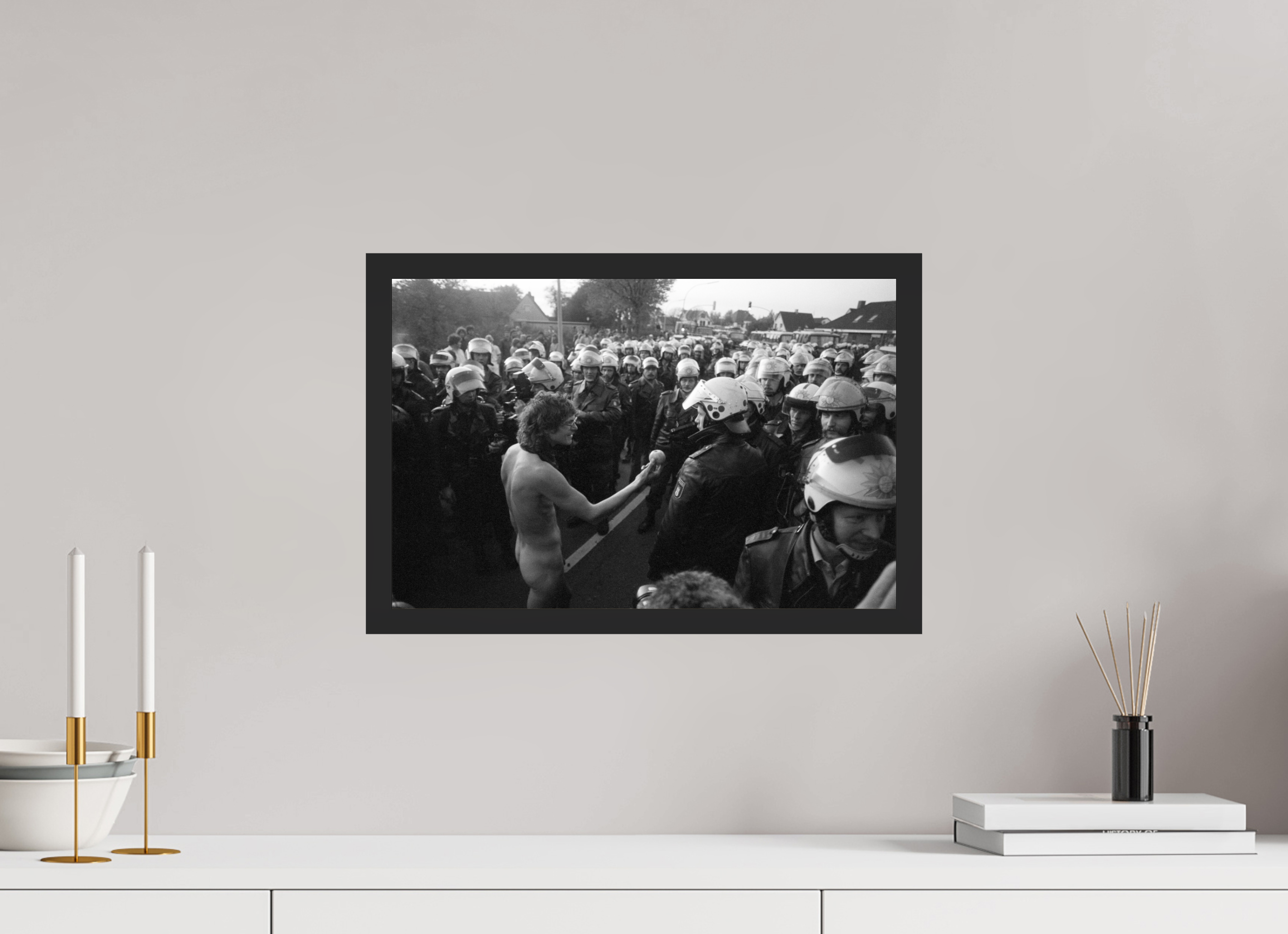 45 x 30 cm, 4a. Foto im Holz-Rahmen (20mm) Johannes Hartmann: Adams Apfel (S/W-Foto)