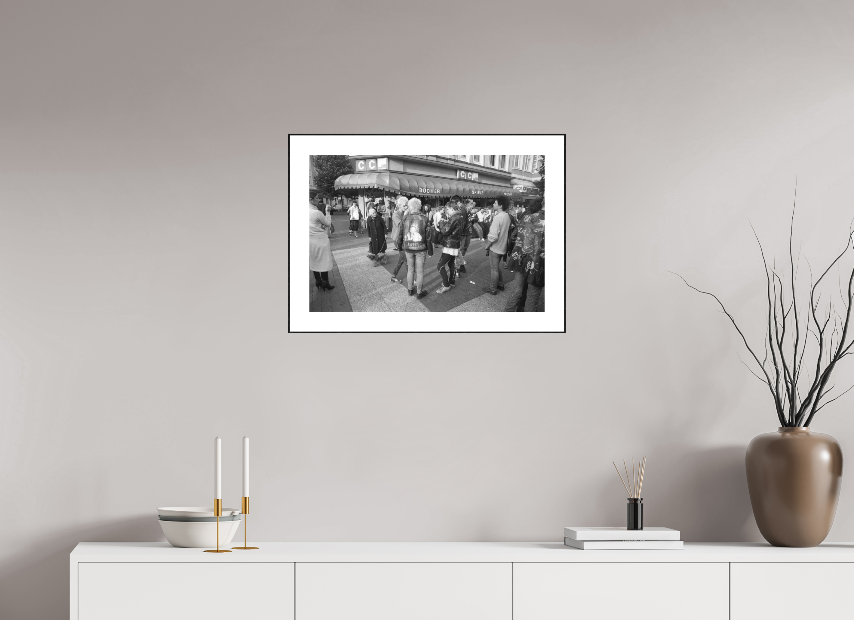 60 x 40 cm, 3b. Foto in ArtBox (4mm) mit Weißrand Johannes Hartmann: Jetzt auch noch die Punks... (S/W-Foto)