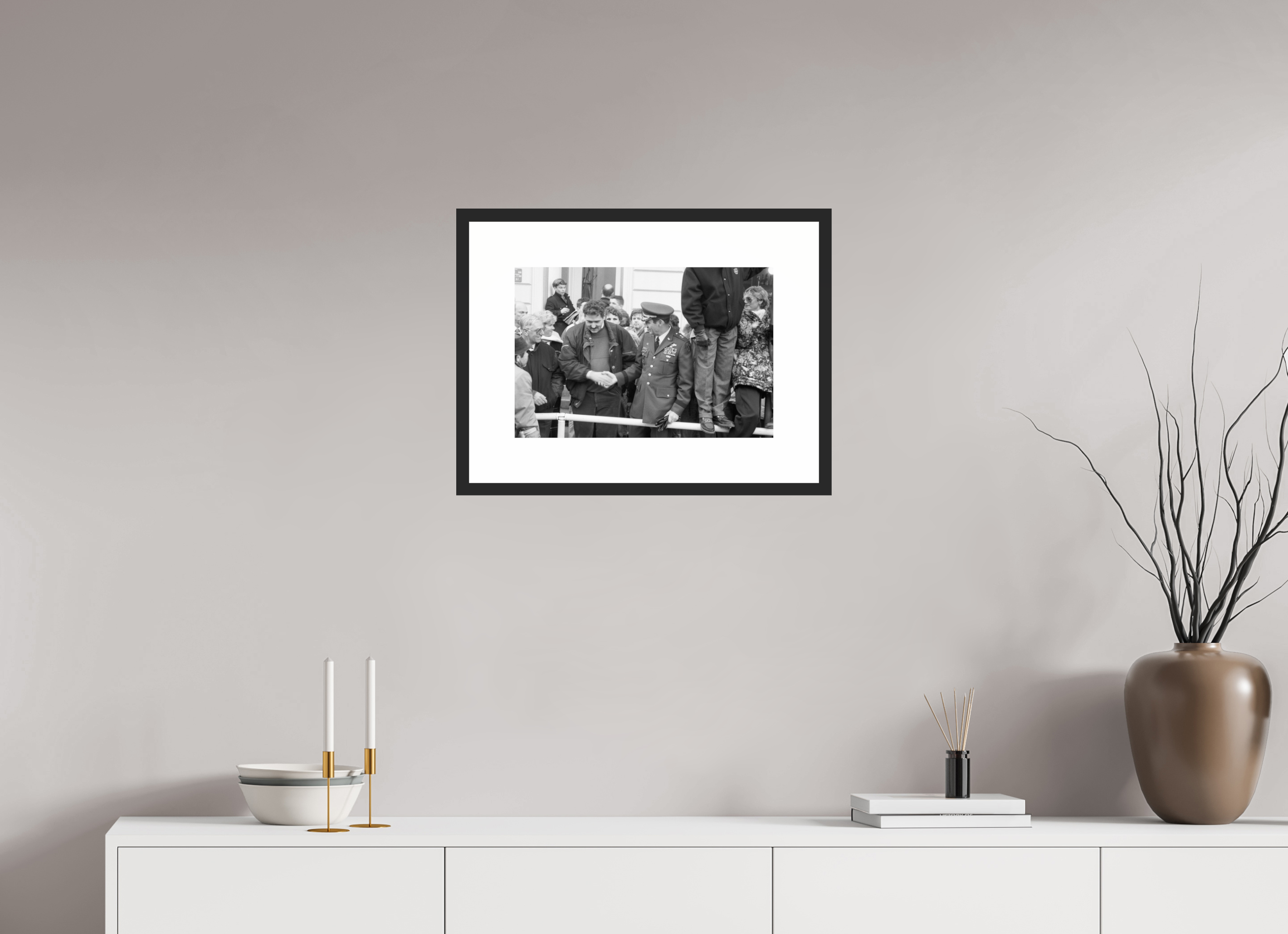 45 x 30 cm, 4b. Foto im Holz-Rahmen (20mm) mit Weißrand Johannes Hartmann: Der Handschlag (S/W-Foto)