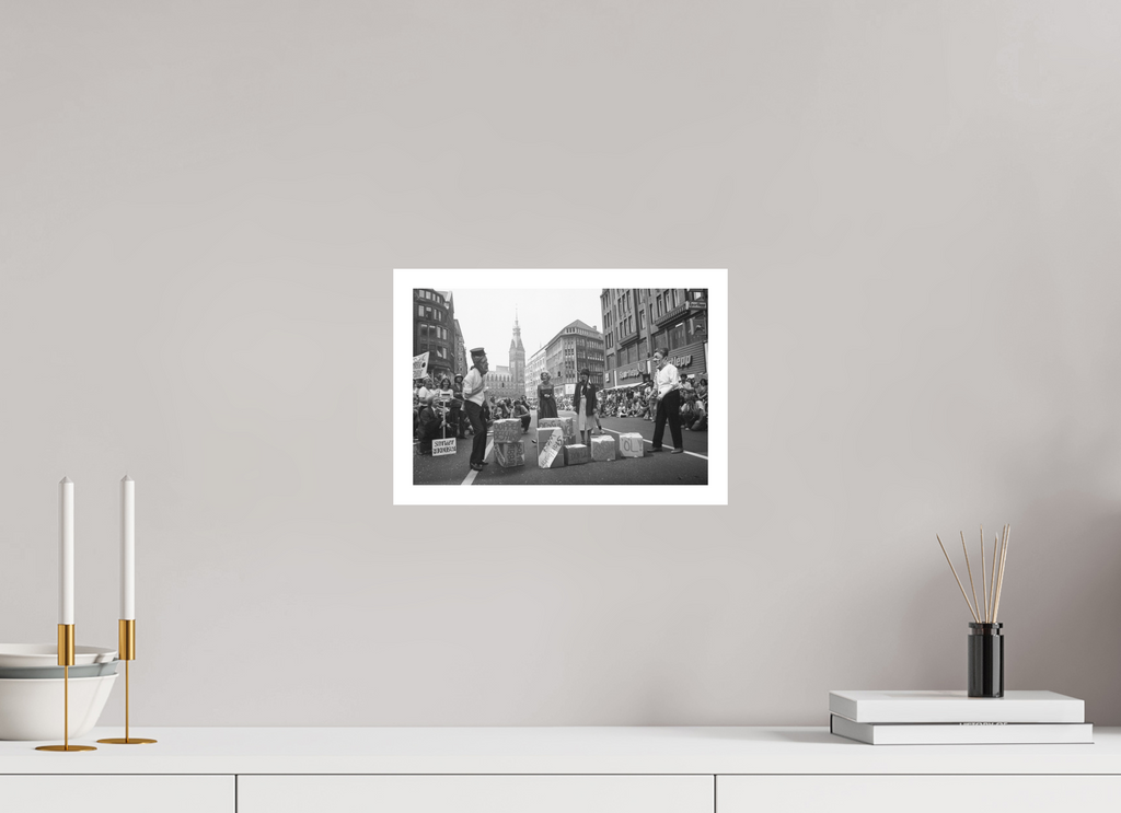 30 x 20 cm, 1. Foto mit Weißrand Johannes Hartmann: NATO-Doppelbeschiss (S/W-Foto)